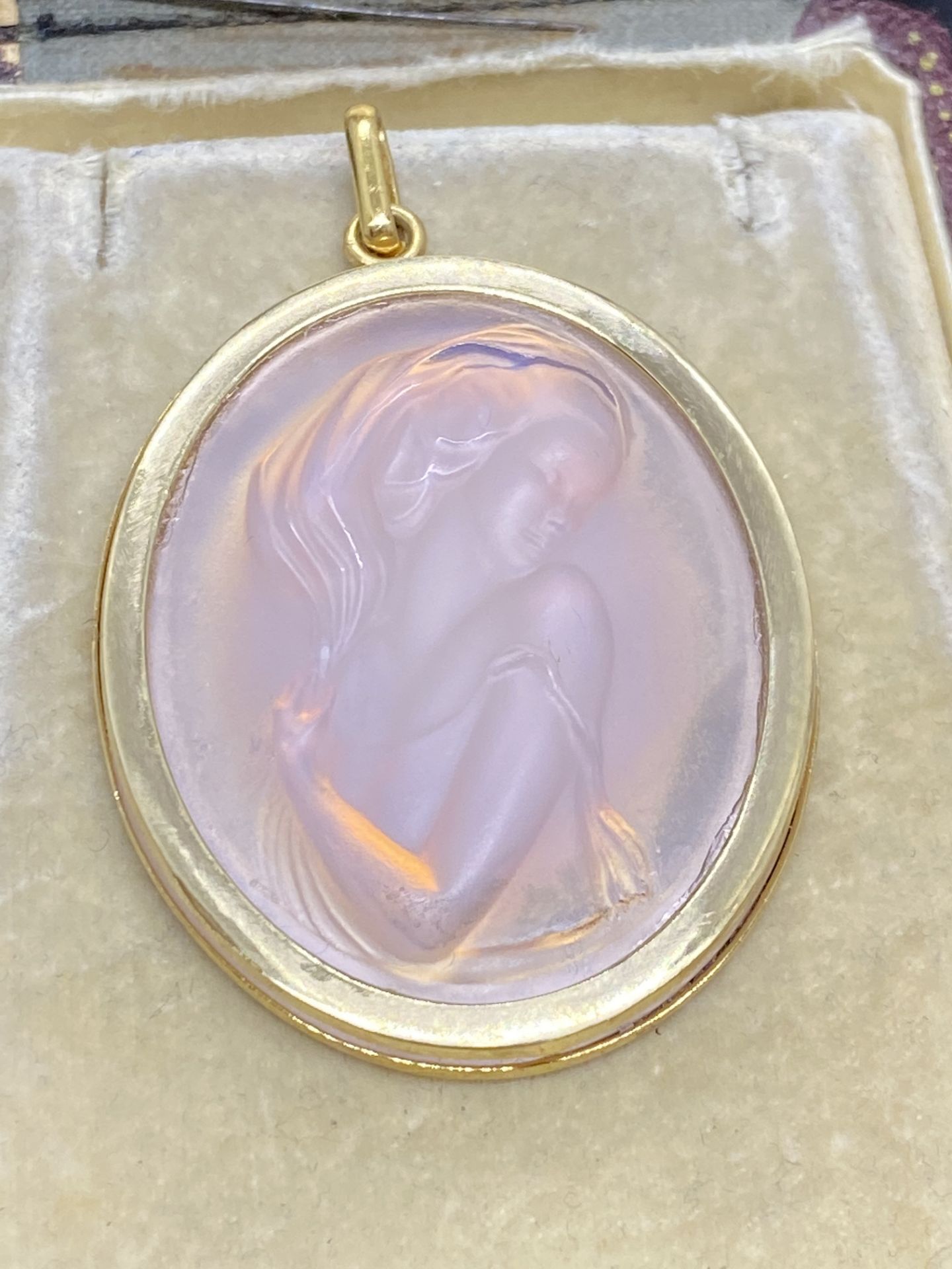 FINE 18ct GOLD LALIQUE PENDANT - SIGNED LALIQUE FRANCE