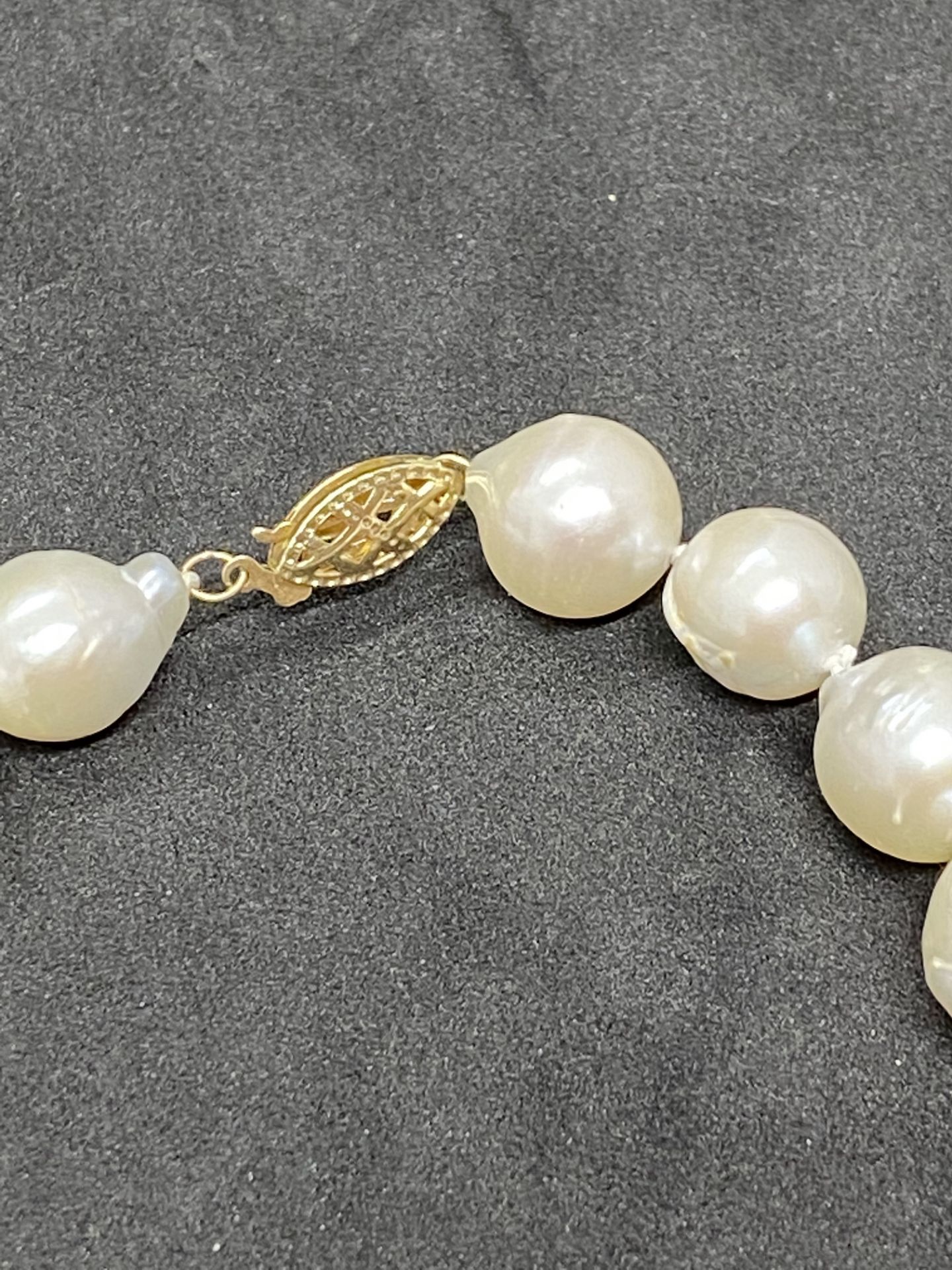 BAROQUE PEARL NECKLACE WITH 14ct GOLD CLASP & BALL SPACERS - Image 3 of 3