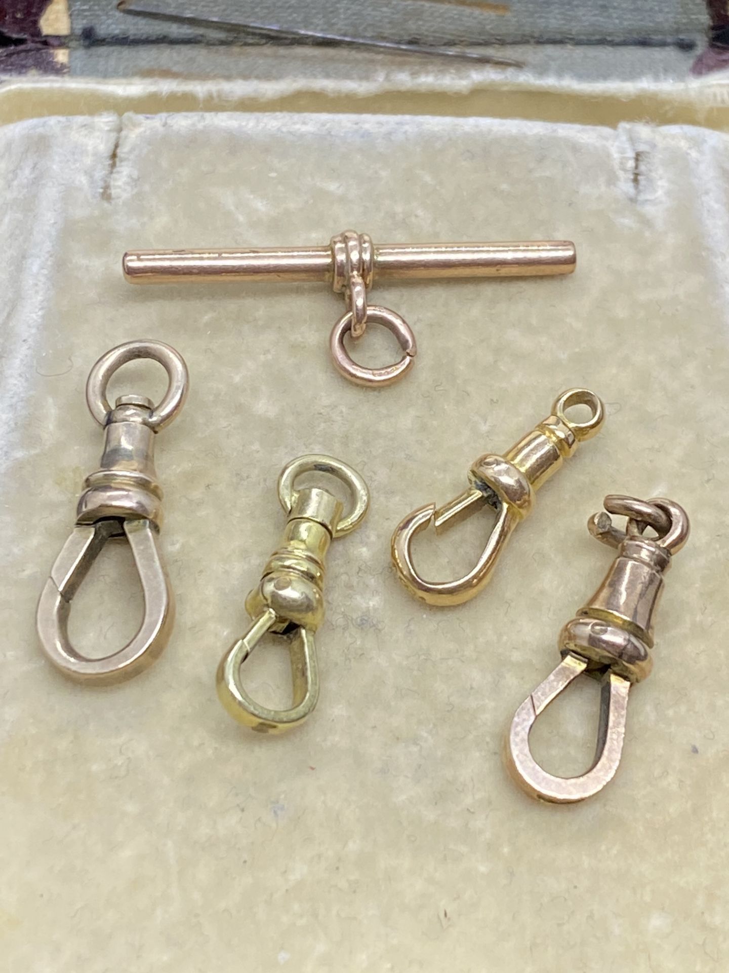4 x 9ct GOLD CLASPS & T BAR - Image 2 of 2
