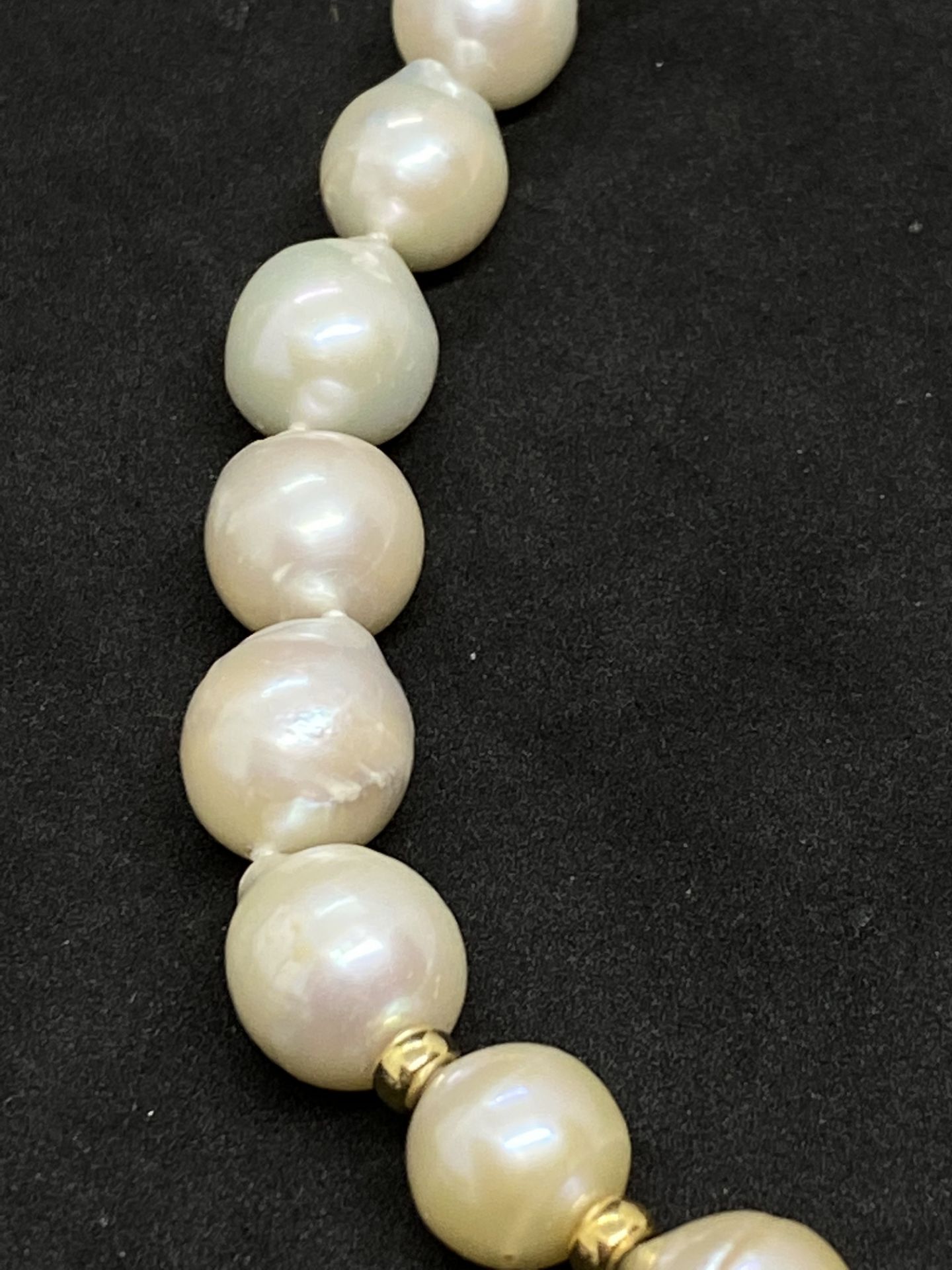 BAROQUE PEARL NECKLACE WITH 14ct GOLD CLASP & BALL SPACERS - Image 2 of 3