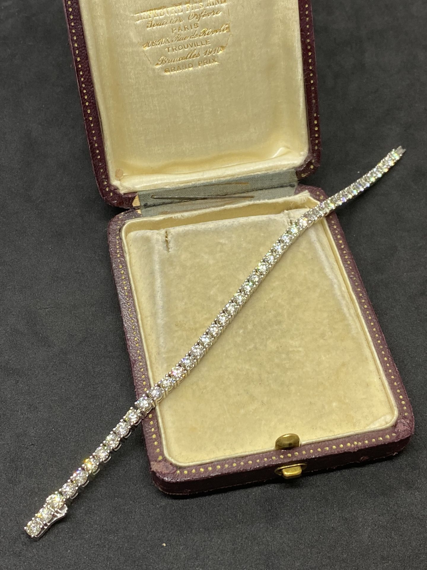 9.38ct DIAMOND TENNIS BRACELET SET IN 14ct WHITE GOLD