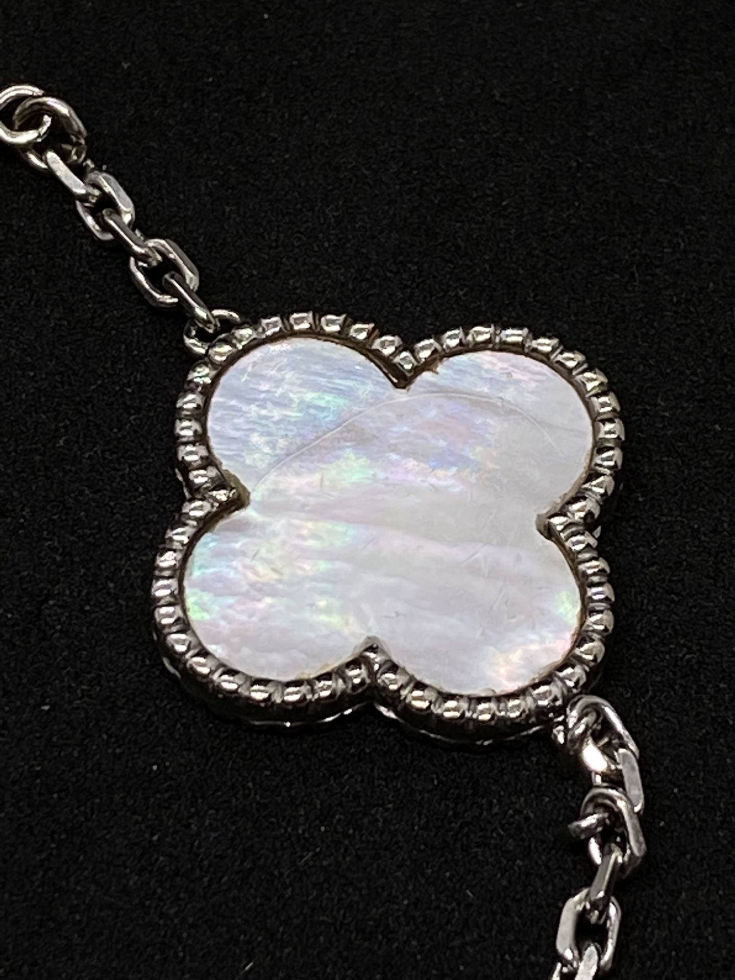 18ct WHITE GOLD MOTHER OF PEARL BRACELET - VAN CLEEF STYLE - Image 2 of 4