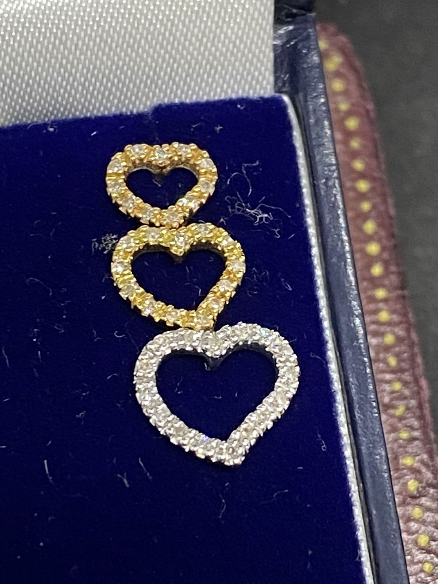 FINE 18ct 3 COLOUR GOLD DIAMOND HEART DROP EARRINGS WITH MATCHING 18ct 3 COLOUR GOLD PENDANT & CHAIN - Image 2 of 7