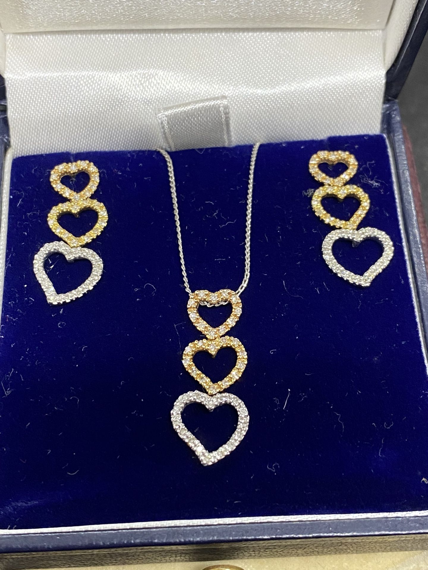 FINE 18ct 3 COLOUR GOLD DIAMOND HEART DROP EARRINGS WITH MATCHING 18ct 3 COLOUR GOLD PENDANT & CHAIN