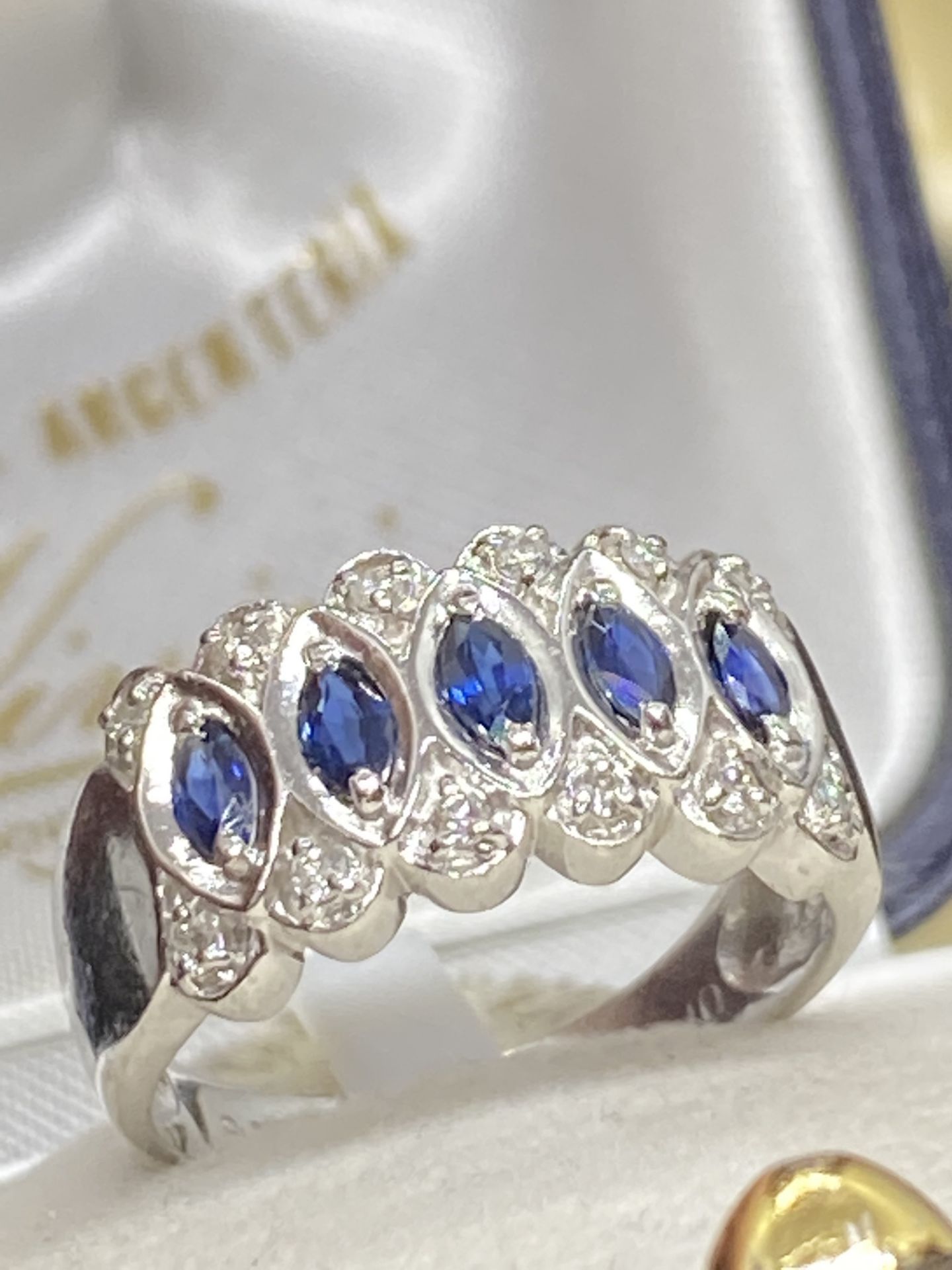 PLATINUM BLUE SAPPHIRE & H/SI DIAMOND RING - 7.6 GRAMS