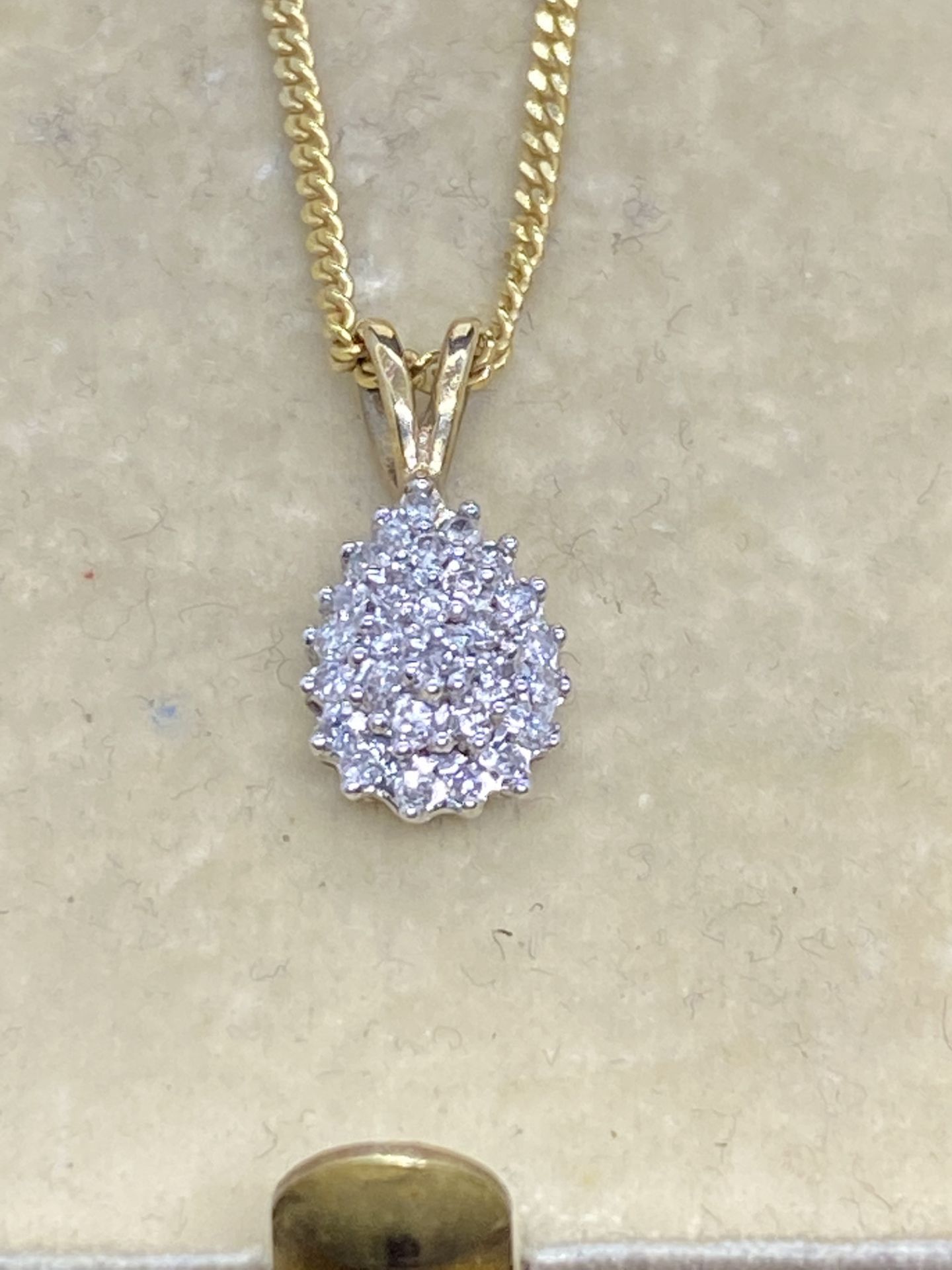 9ct GOLD DIAMOND PENDANT WITH 9ct GOLD CHAIN - Image 2 of 3