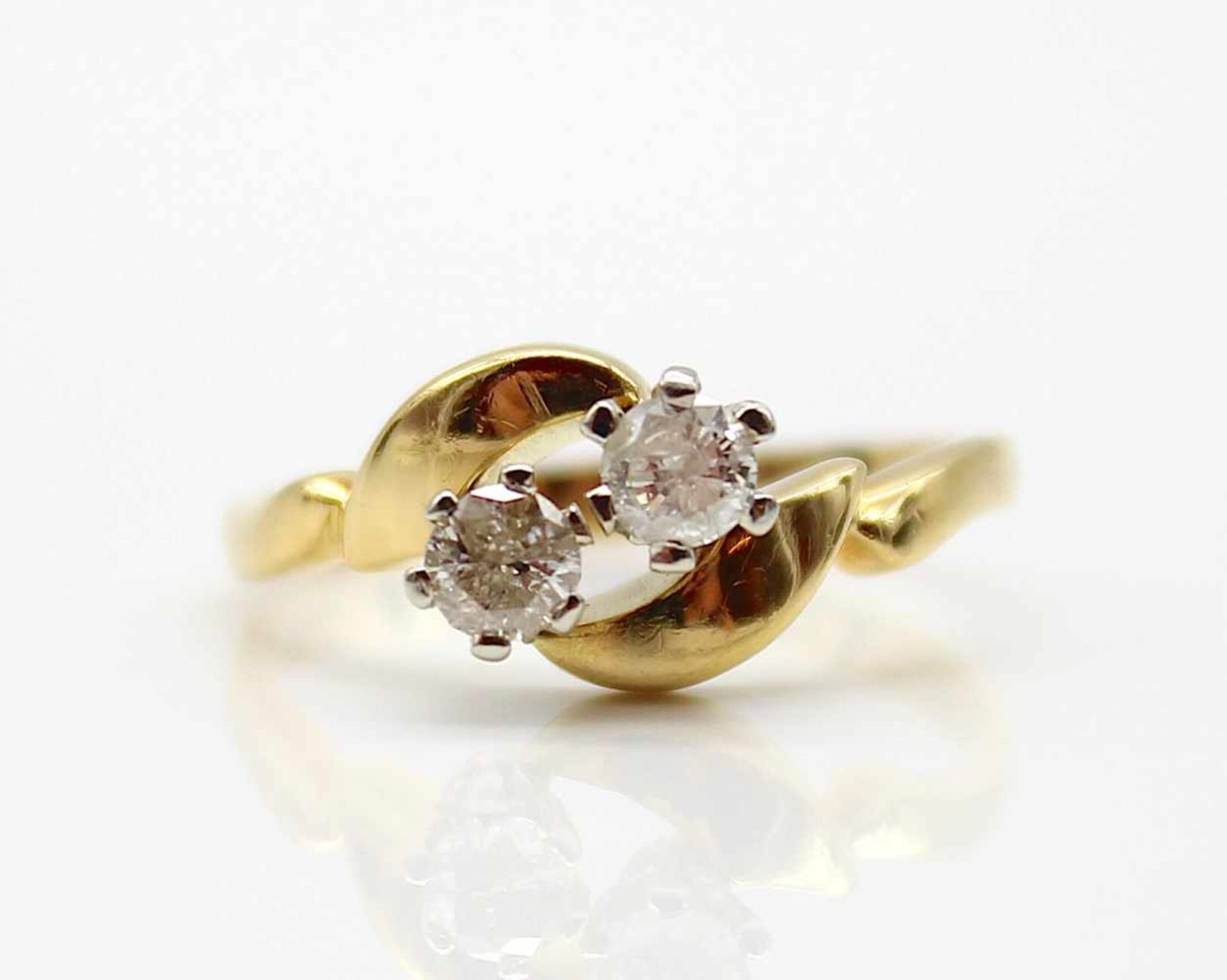 Ring in 750 gold with 2 brilliants, total approx. 0.38 ct in medium colour and low clarity.Weight - Bild 3 aus 3