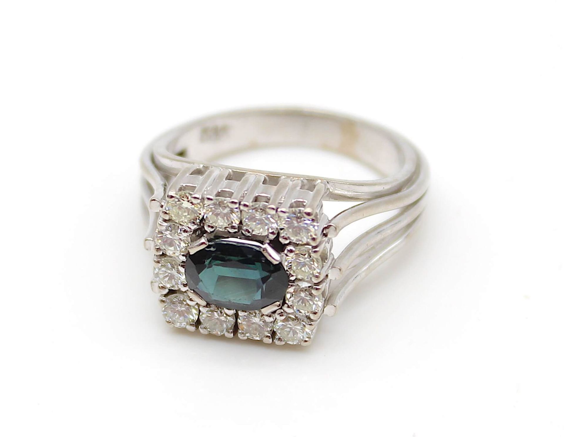 Ring in 585 white gold with an oval sapphire in Ceylon cut, approx. 1 ct and 12 brilliants, total - Bild 2 aus 3