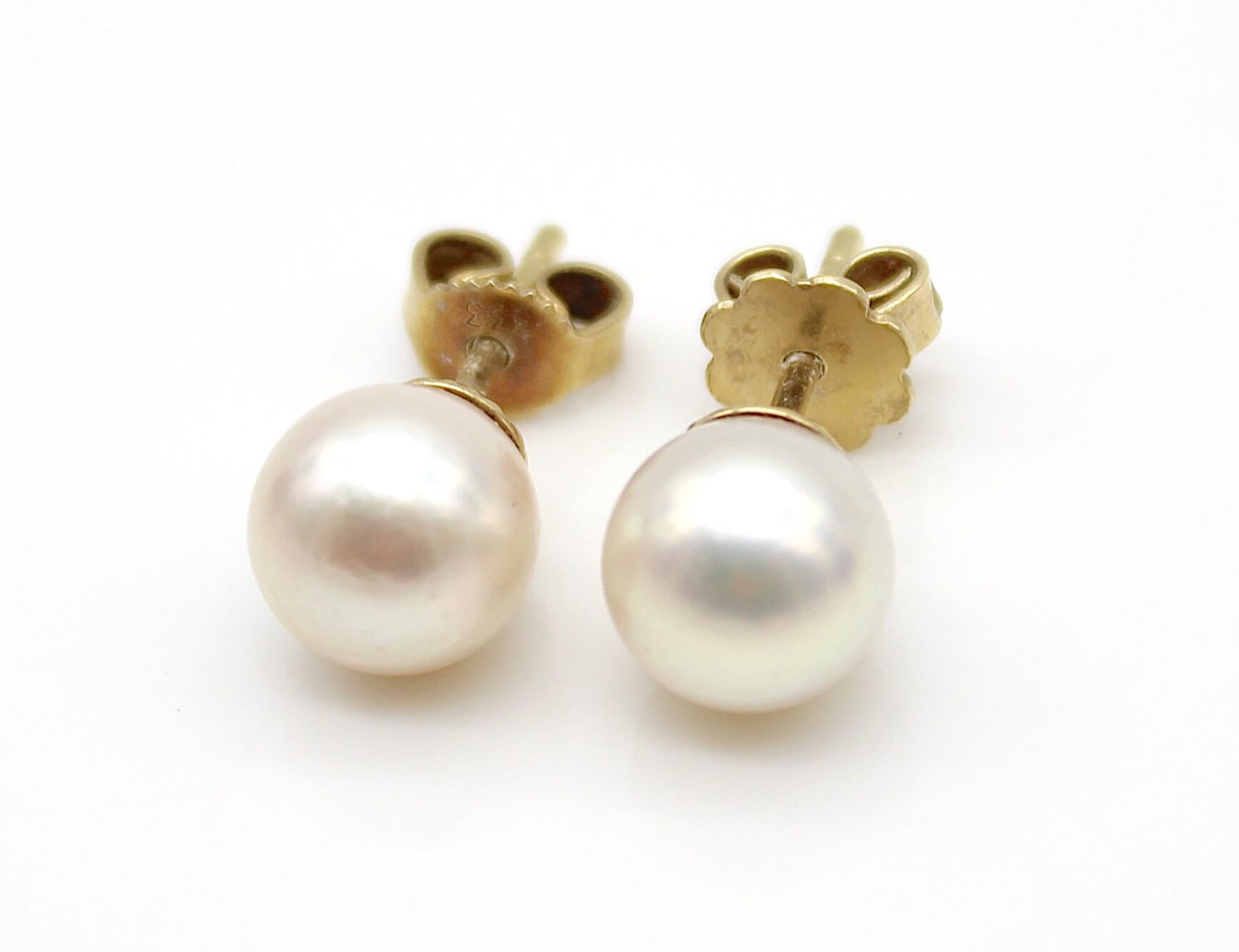 Pair of 585 gold earrings with one cultured pearl each.Diameter 8 mm.Paar Ohrringe aus 585er Gold - Bild 2 aus 4