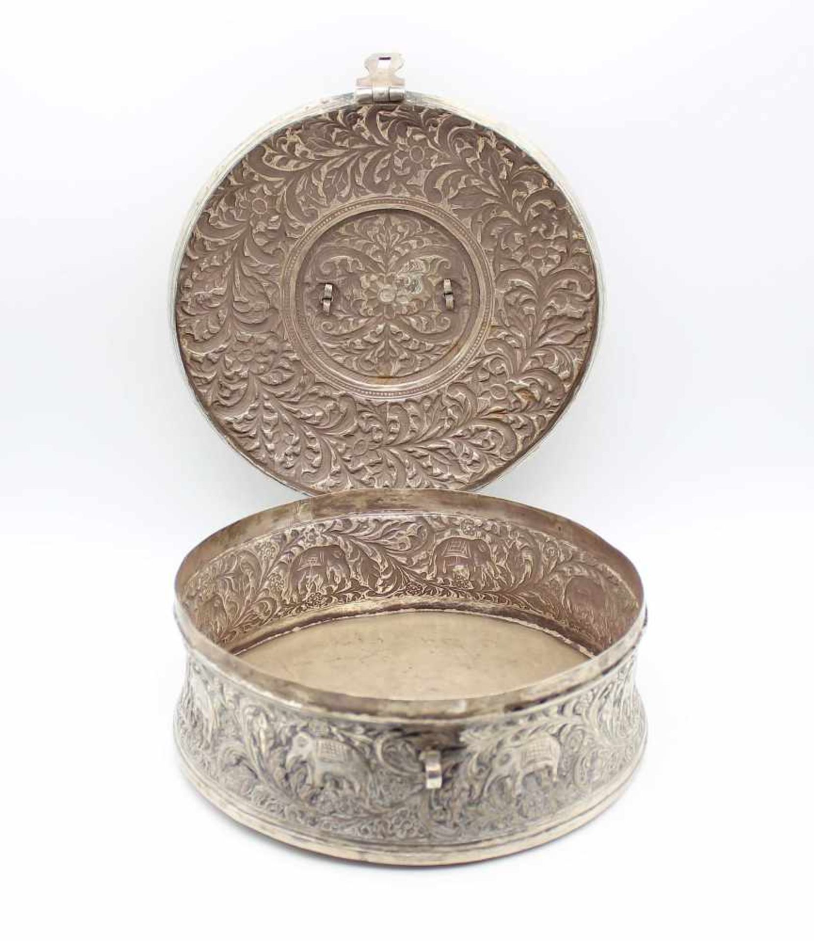 Lid box with elephant motif and relief work, probably Asia. Tested for silver. Partly heavily - Bild 3 aus 5