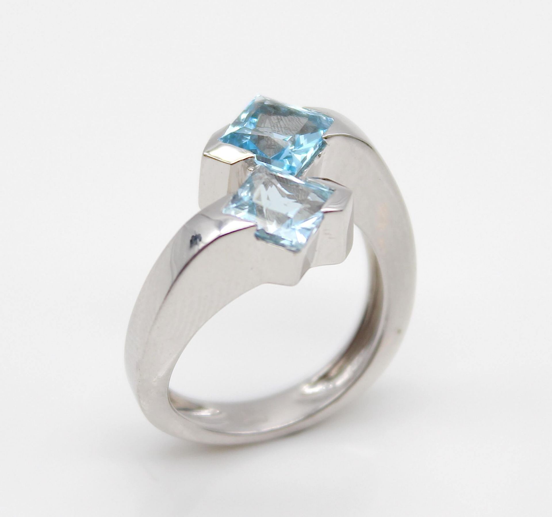 Ring in 750 white gold with 2 blue topazes, total approx. 3.2 ct.Weight 8,2 g, size 54Ring aus 750er - Bild 3 aus 3