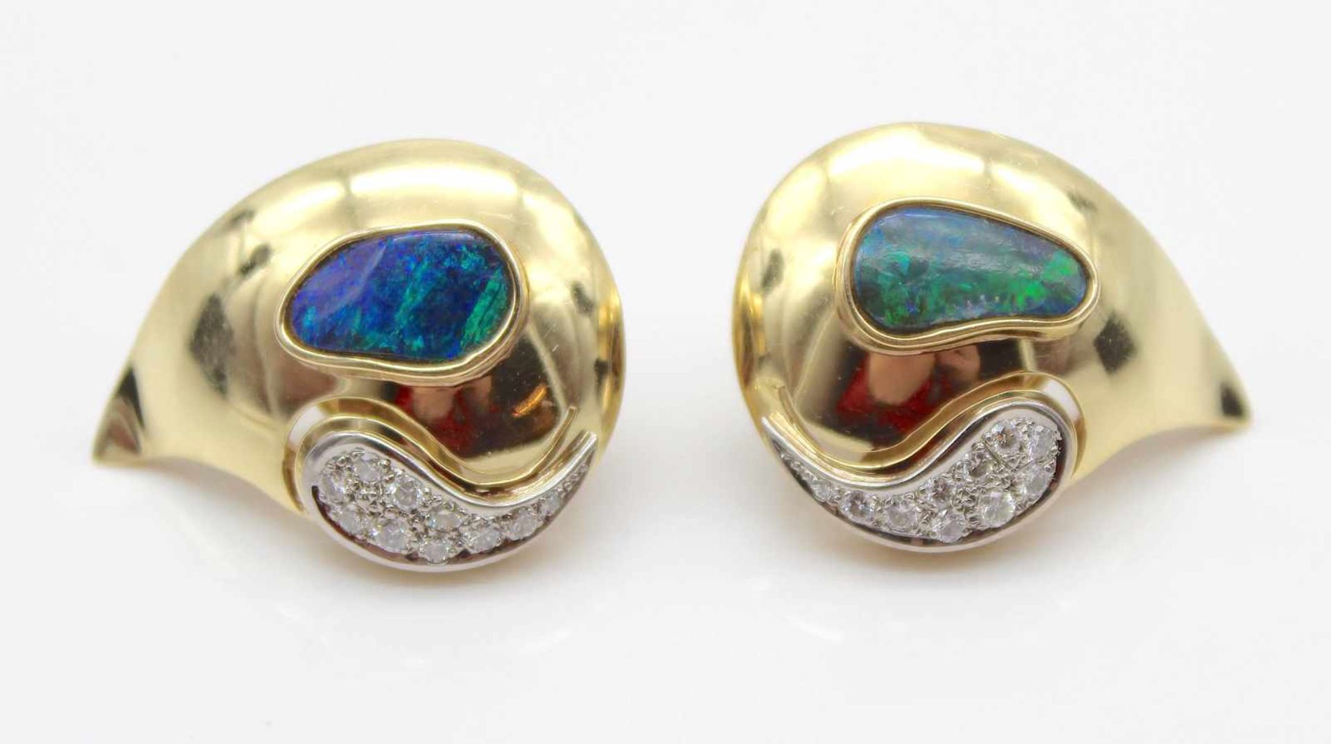 1 pair of ear studs with clip made of 585 gold with 2 boulder opals and20 brilliants, total - Bild 2 aus 4