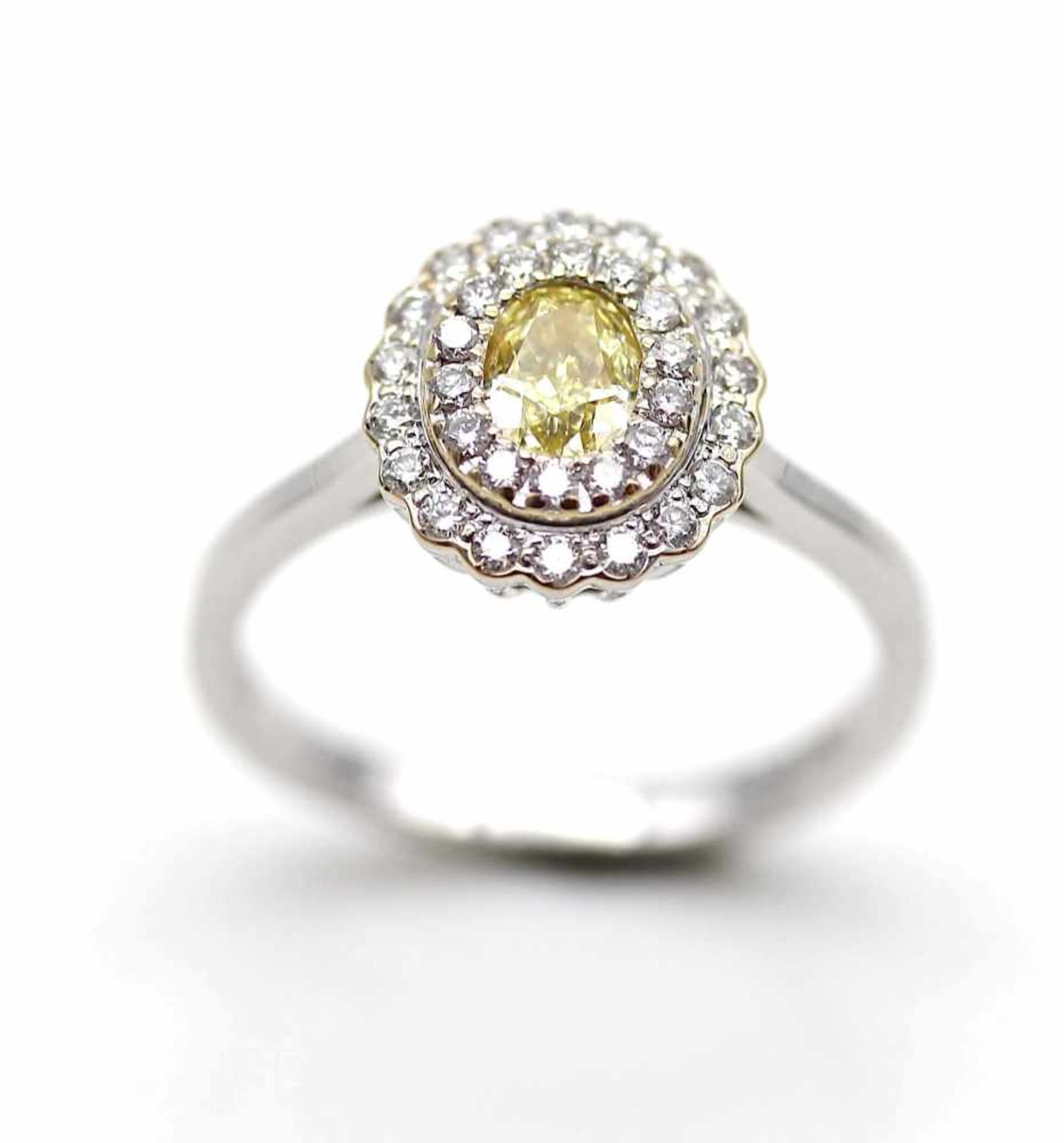 Fancy Diamond, ring in 750 white gold with one brilliant-cut diamond variation / oval ca. 0,53 ct - Bild 4 aus 5