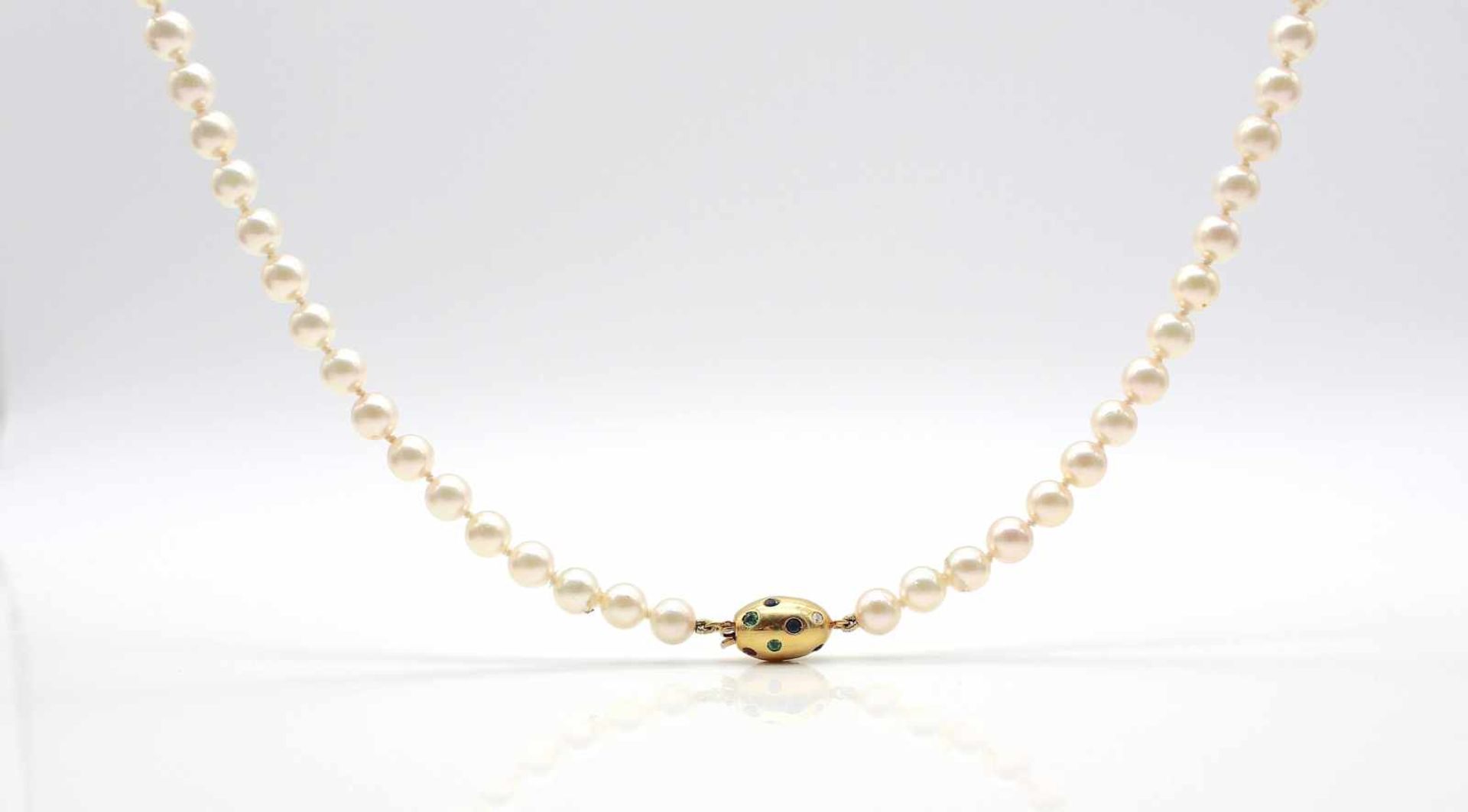 Cultured pearl necklace with a 750 gold lock with ruby, sapphire and emerald.Weight 54 g, length - Bild 2 aus 4