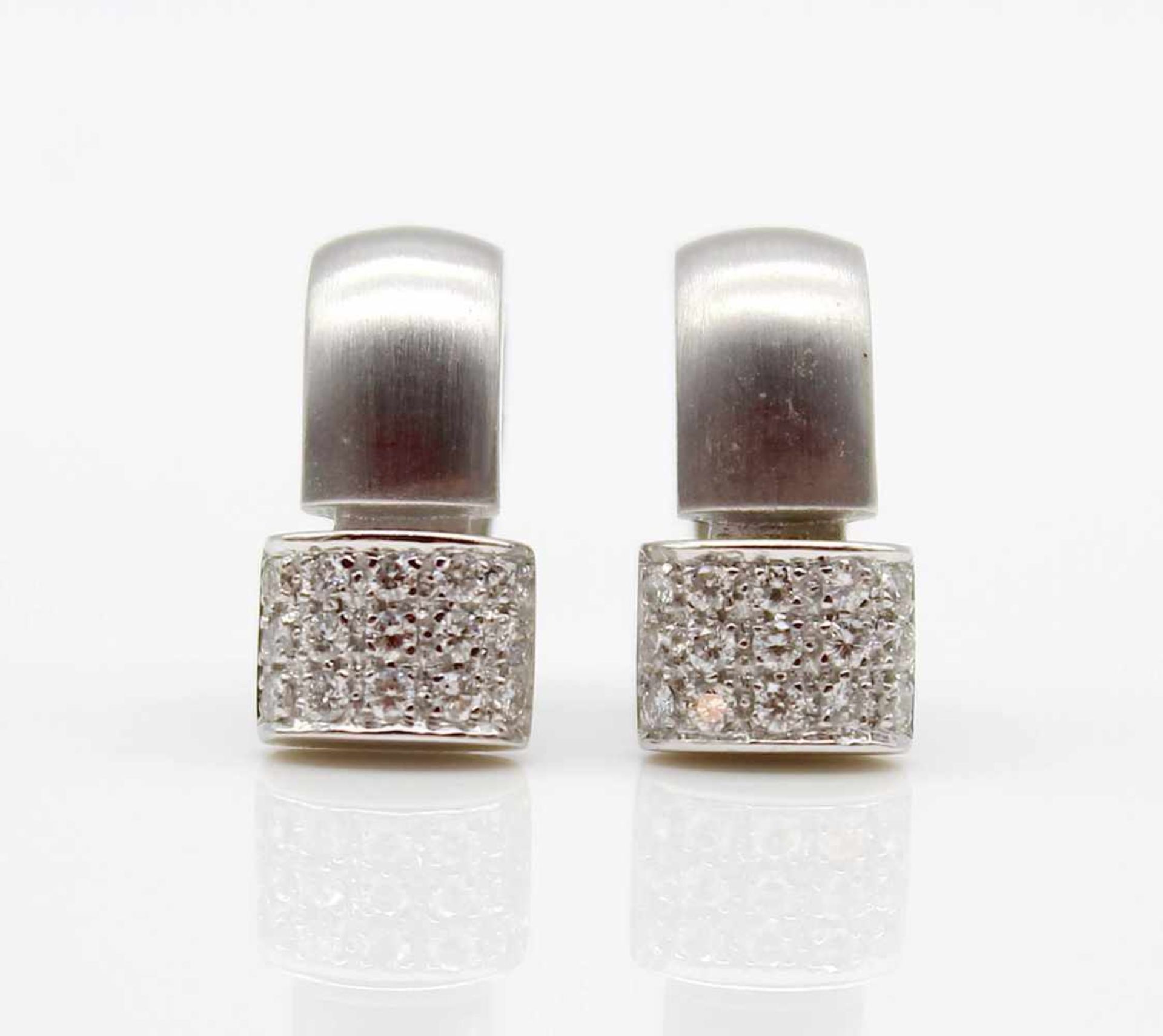Earrings in 585 white gold with 30 brilliants, total approx. 0.3 ct, high to medium clarity, high - Bild 2 aus 3