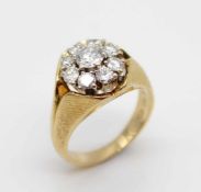 750 gold ring with 9 brilliants (1 x 0.47 ct, 8 x 0.11 ct), total approx. 1.35 ct,high degree of