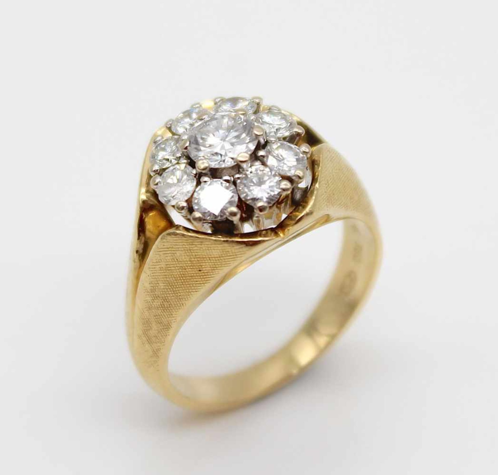 750 gold ring with 9 brilliants (1 x 0.47 ct, 8 x 0.11 ct), total approx. 1.35 ct,high degree of