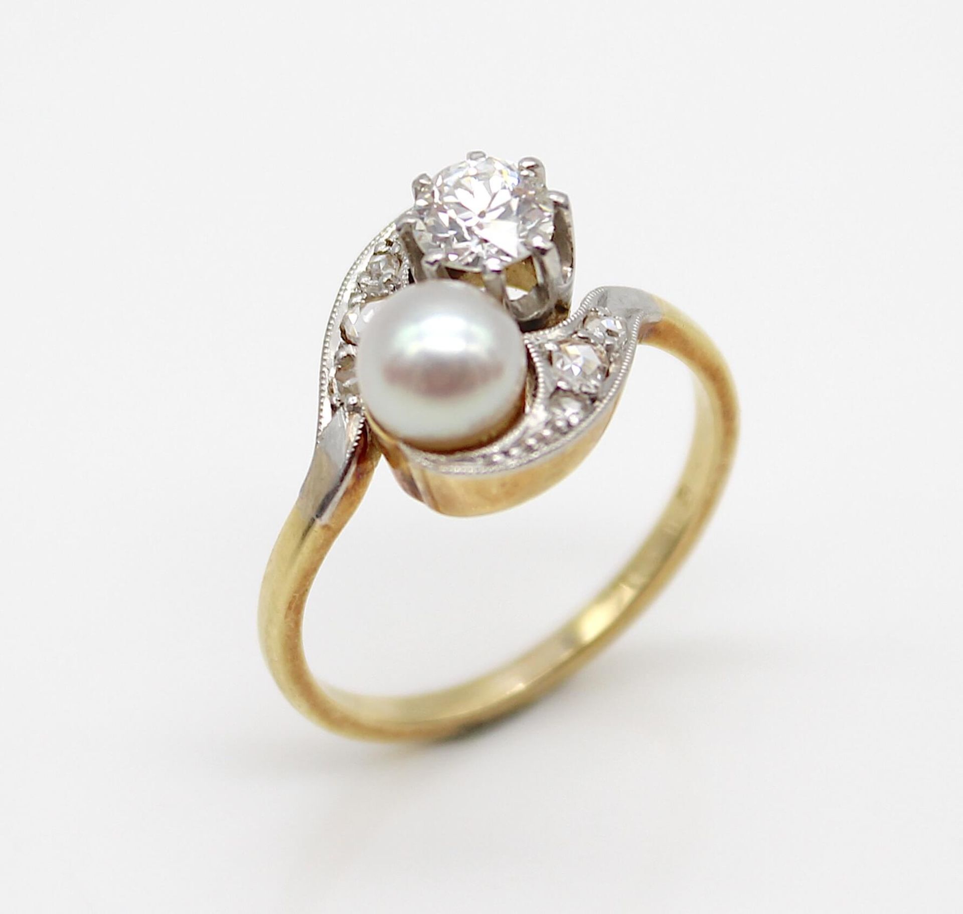 Ring made of 585 gold with a cultured pearl 5.6 mm and 1 old-european cut diamond, approx. 0.45 - Bild 3 aus 3