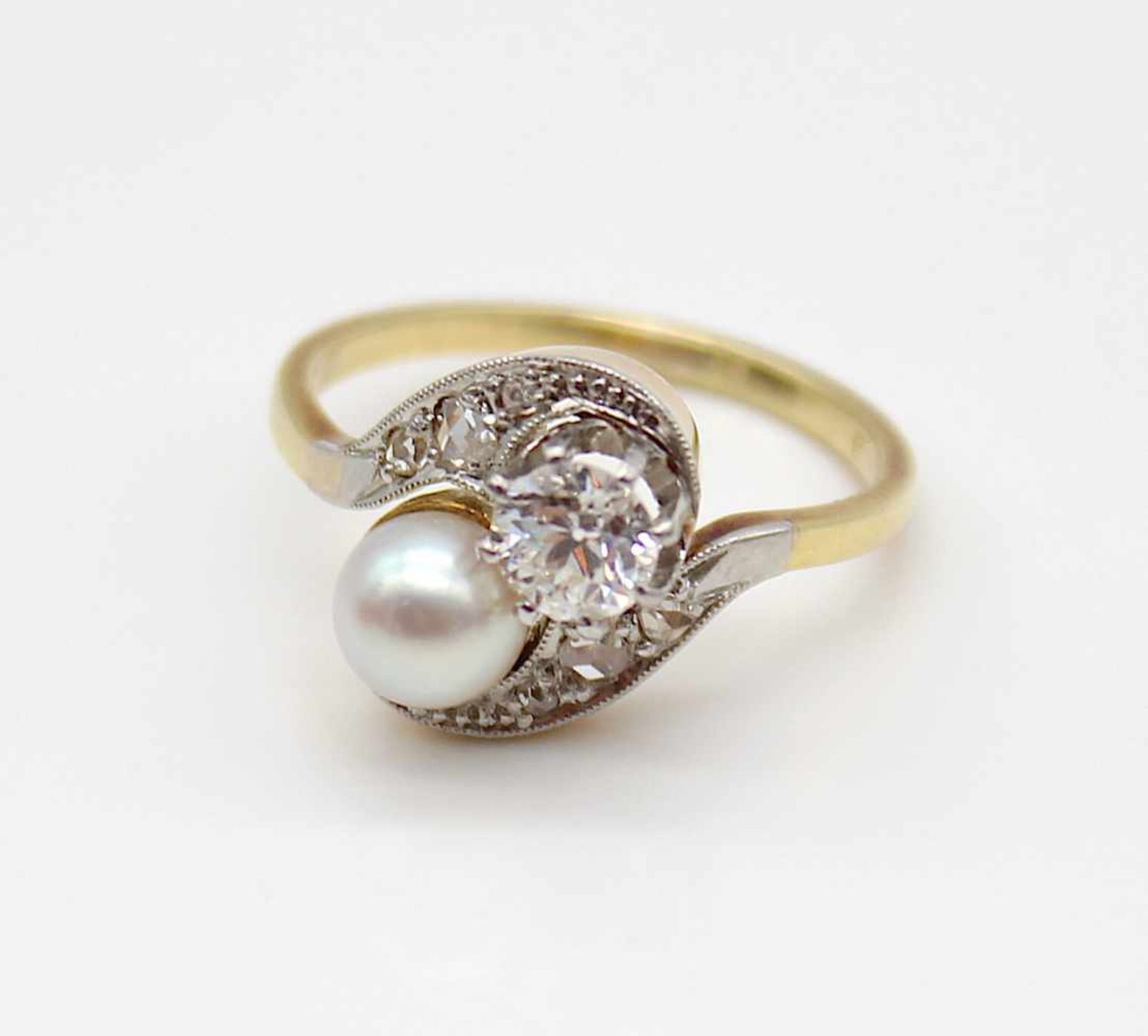 Ring made of 585 gold with a cultured pearl 5.6 mm and 1 old-european cut diamond, approx. 0.45 - Bild 2 aus 3