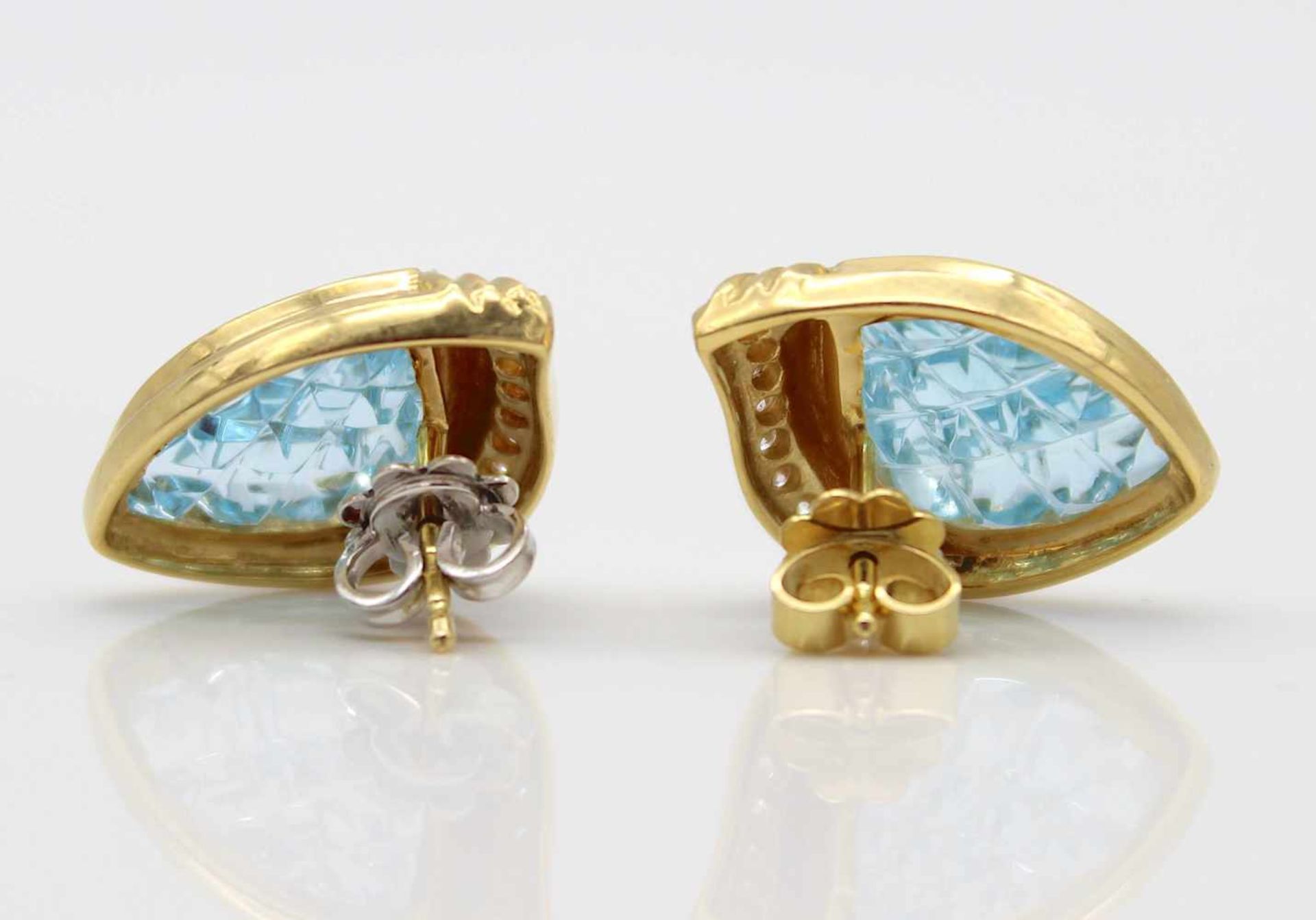 Earrings made of 750 gold with 20 brilliants, total approx. 0.2 ct, high clarity and colour and 2 - Bild 3 aus 3
