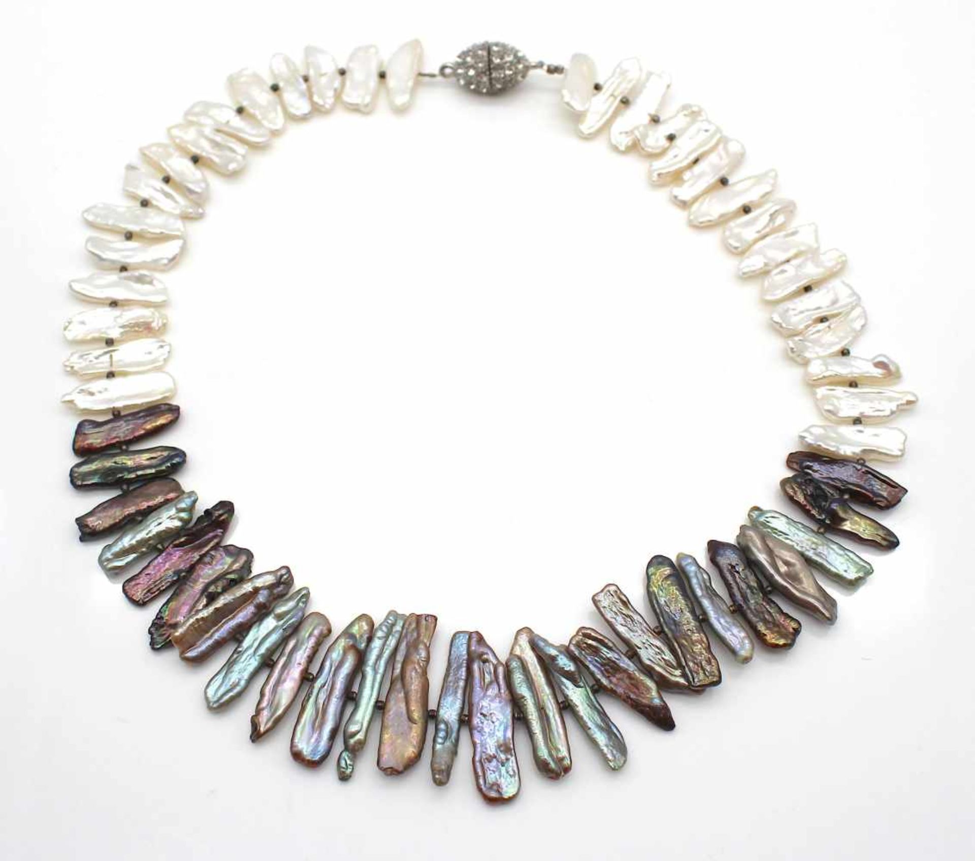 Cultured pearl necklace with a fake clasp.Length 49 cm Zuchtperlenkette mit einem unechtem
