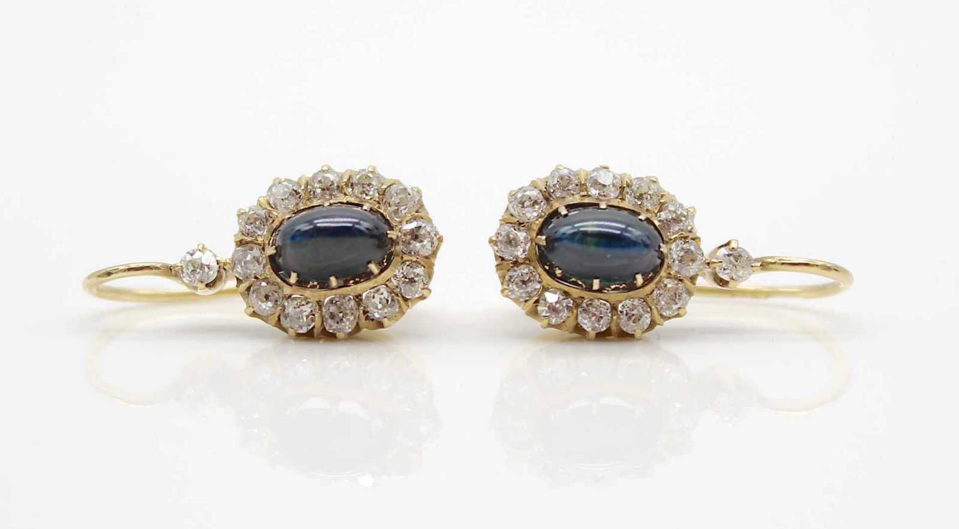 1 pair of earrings tested on 585 gold with one cabochon cut sapphire each, each approx. 1 ct and a - Bild 2 aus 3