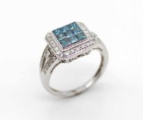 Ring in 585 white gold with 9 diamonds, fancy bluish green in square princess cut, total approx. 0.