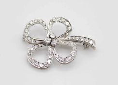Brooch in 750 white gold with 48 brilliants, total approx. 1.65 ct, high clarity, high to medium