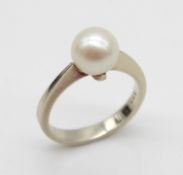 Ring in 585 white gold with a cultured pearl.Weight 3,9 g, size 54Ring aus 585er Weißgold mit