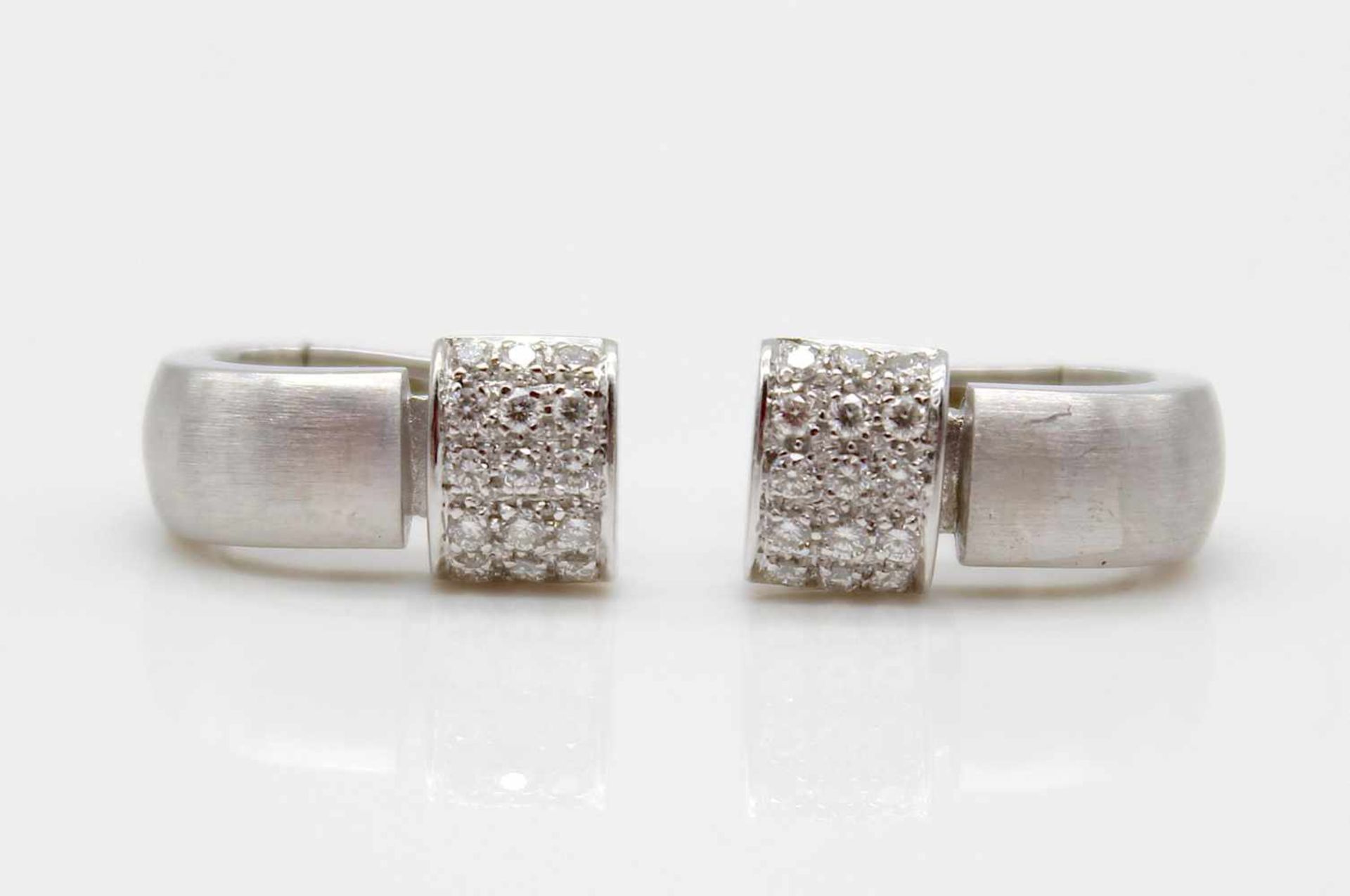 Earrings in 585 white gold with 30 brilliants, total approx. 0.3 ct, high to medium clarity, high - Bild 3 aus 3