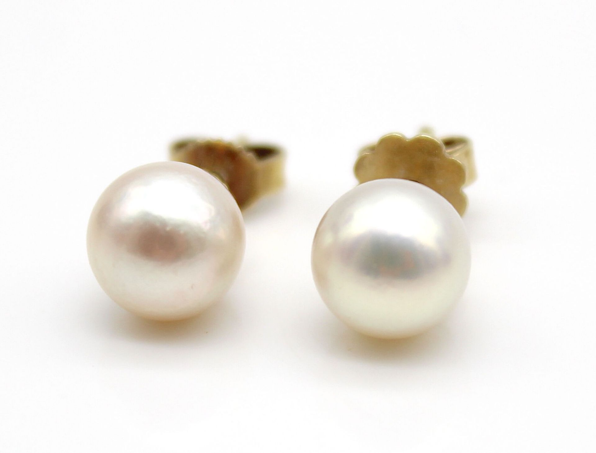 Pair of 585 gold earrings with one cultured pearl each.Diameter 8 mm.Paar Ohrringe aus 585er Gold