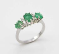 Ring in 14 ct white gold with 3 emeralds, total approx. 1.4 ct and 4 brilliants, total approx. 0.