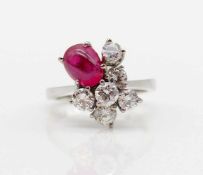 Ring in 585 white gold with one cabochon-cut oval ruby, ca. 2 ct and 6 brilliants, total ca. 1,2 ct,