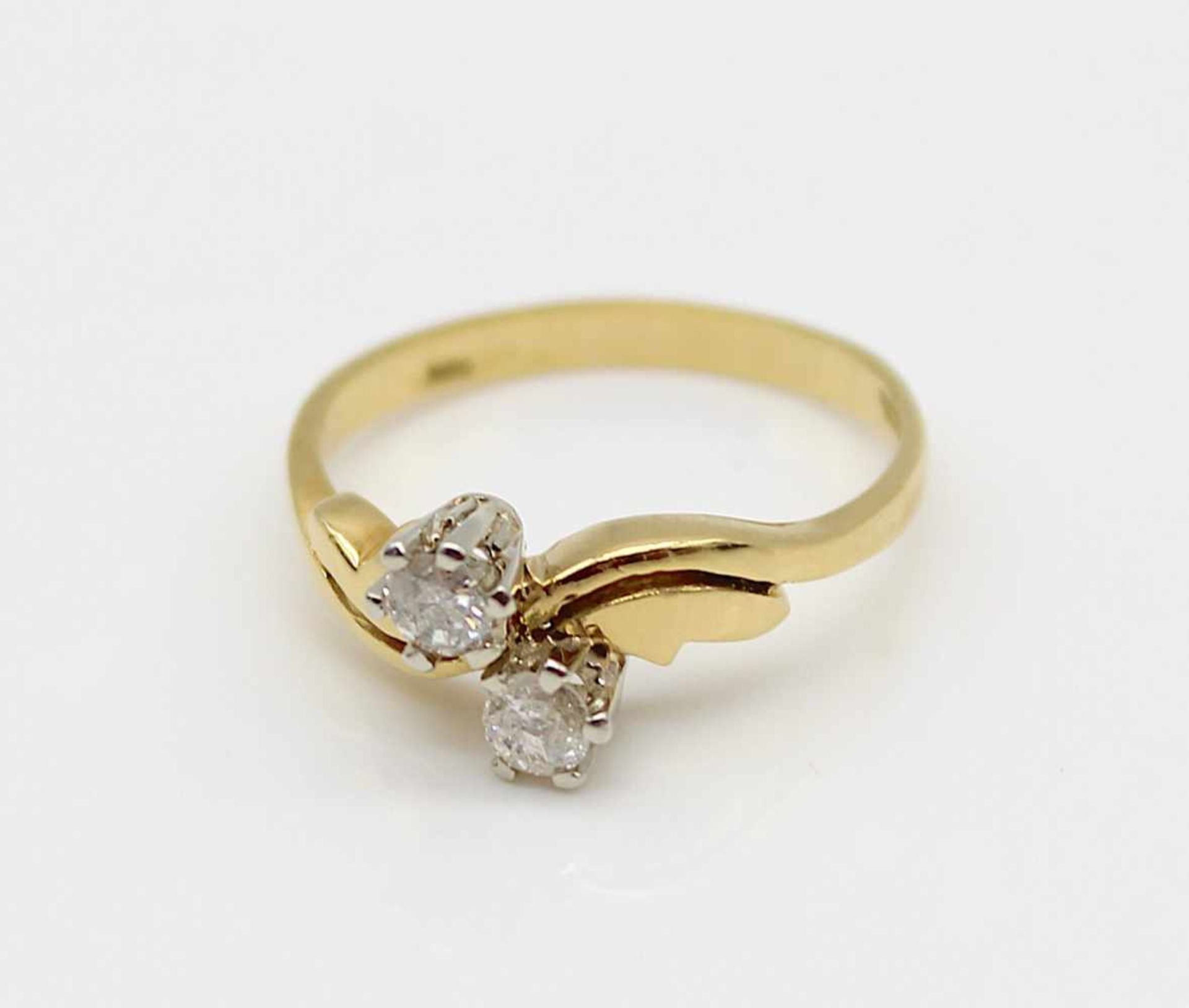 Ring made of 585 gold with 2 brilliants, total approx. 0.30 ct in medium to low quality.Weight 3,9 - Bild 2 aus 3