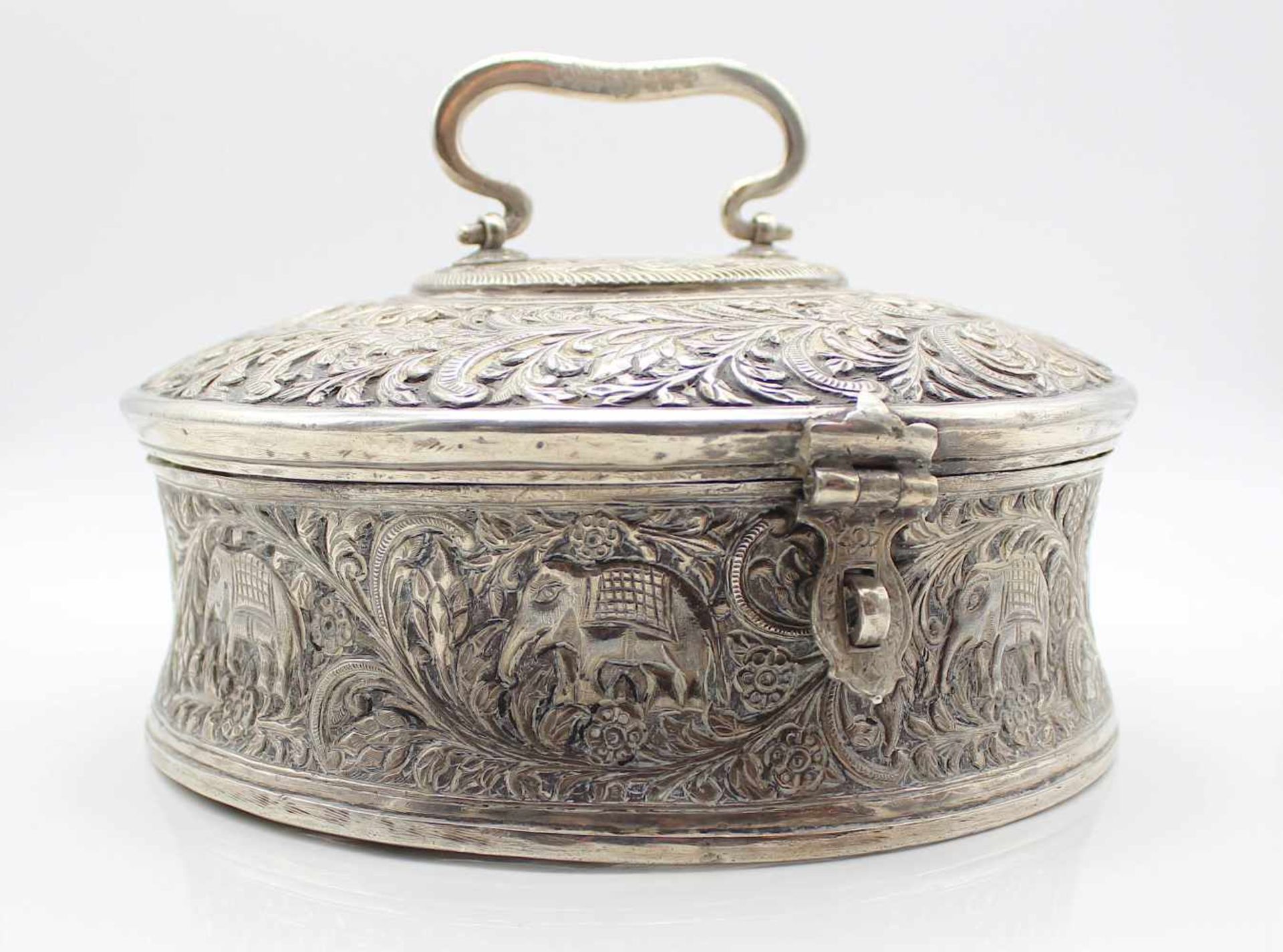 Lid box with elephant motif and relief work, probably Asia. Tested for silver. Partly heavily - Bild 5 aus 5