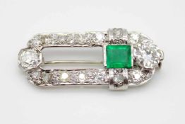 Brooch in platinum, the pin is 750 white gold. Set with one emerald approx. 0.75 ct and 42