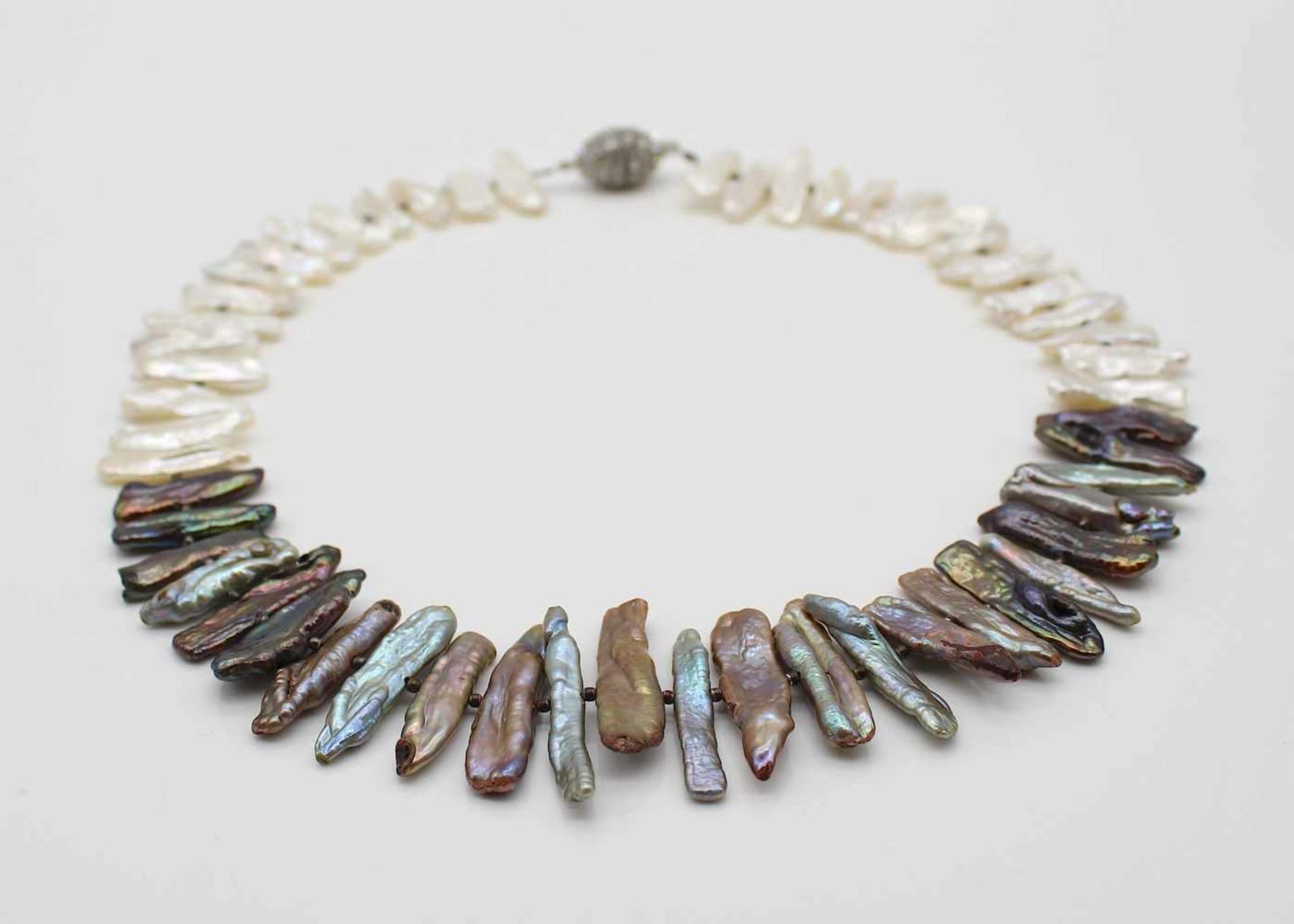 Cultured pearl necklace with a fake clasp.Length 49 cm Zuchtperlenkette mit einem unechtem - Bild 2 aus 3