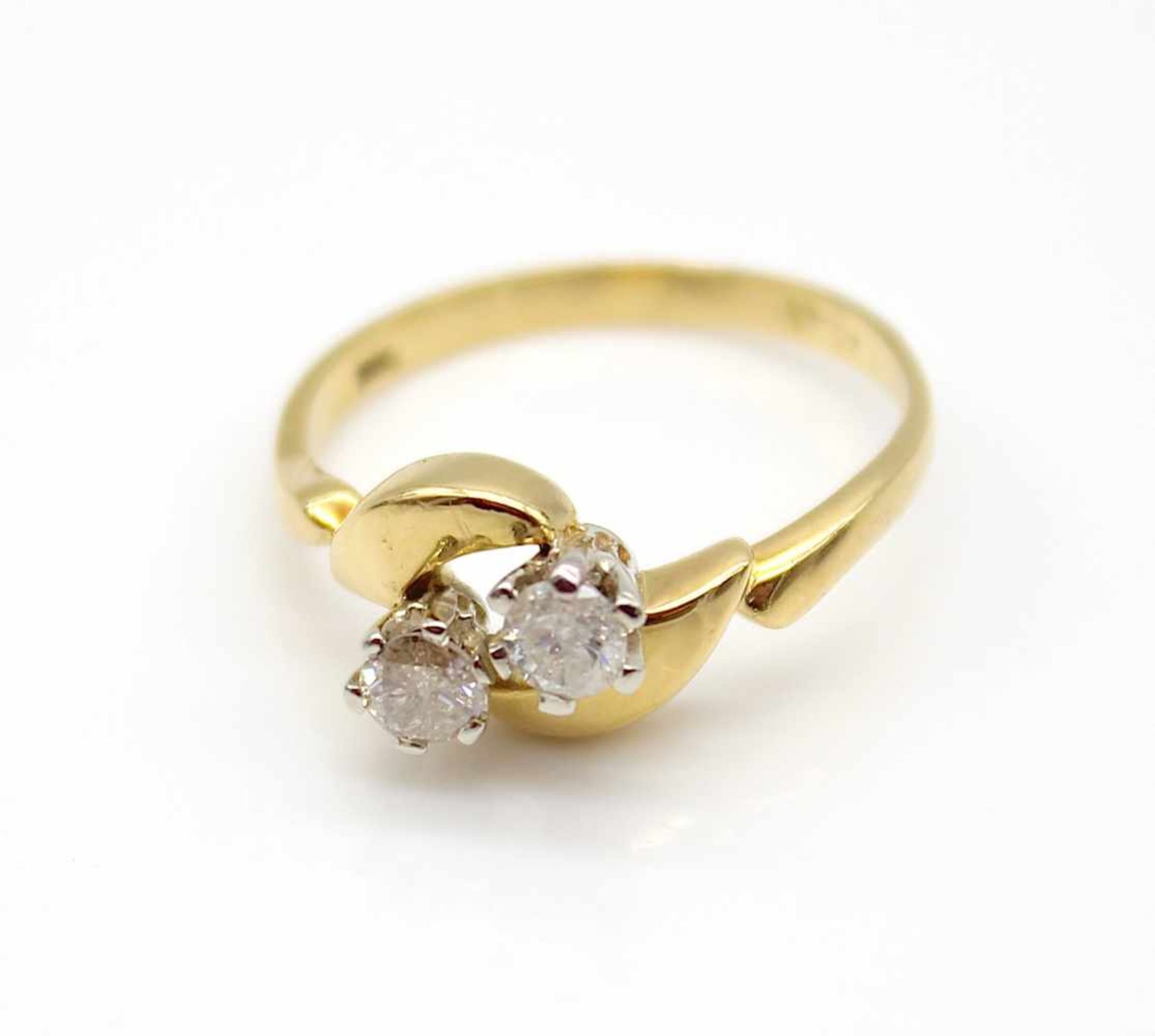 Ring in 750 gold with 2 brilliants, total approx. 0.38 ct in medium colour and low clarity.Weight - Bild 2 aus 3