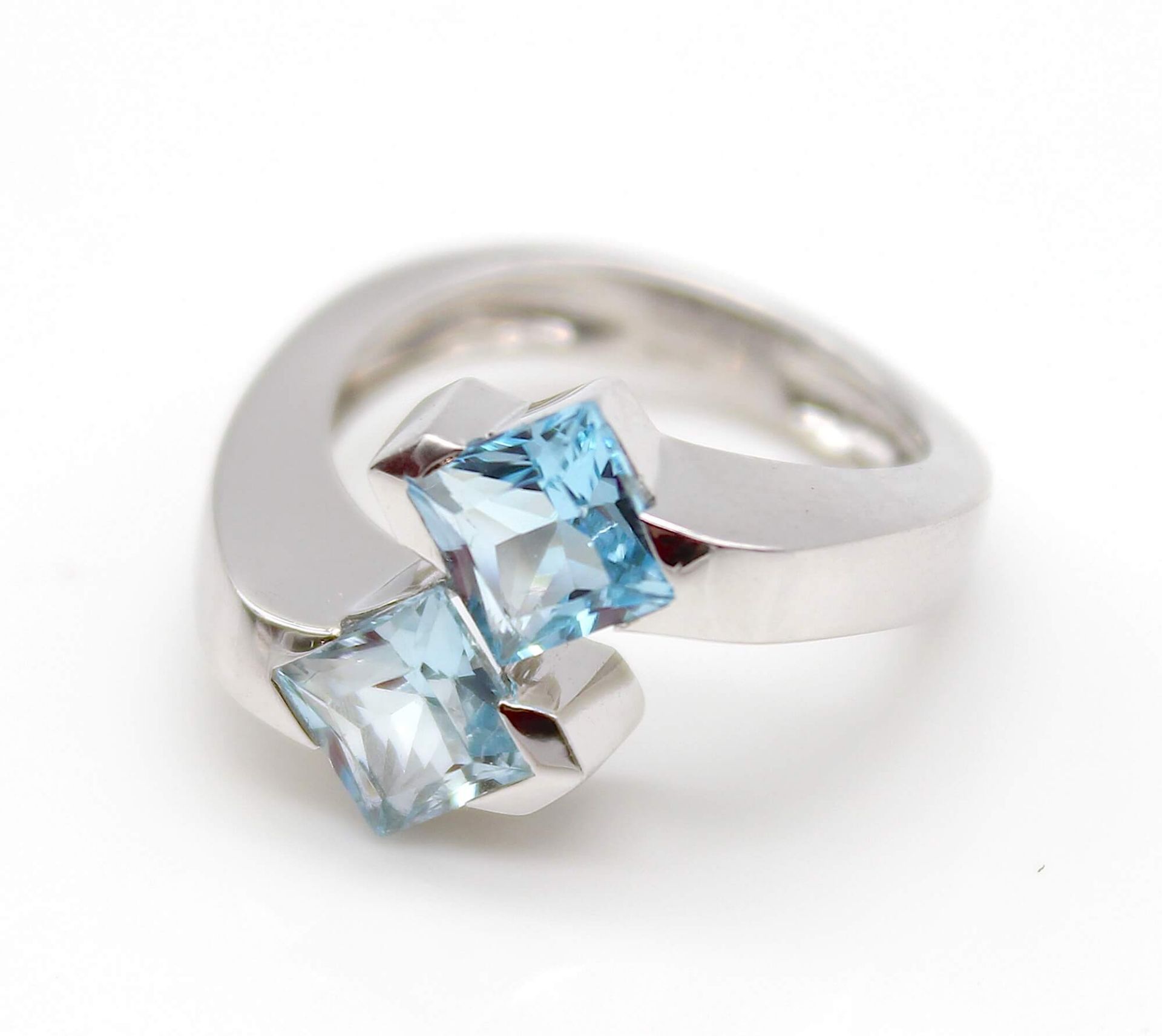 Ring in 750 white gold with 2 blue topazes, total approx. 3.2 ct.Weight 8,2 g, size 54Ring aus 750er - Bild 2 aus 3