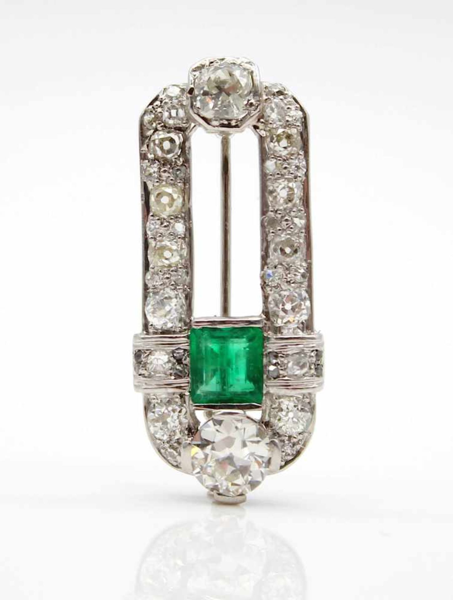 Brooch in platinum, the pin is 750 white gold. Set with one emerald approx. 0.75 ct and 42 - Bild 4 aus 4