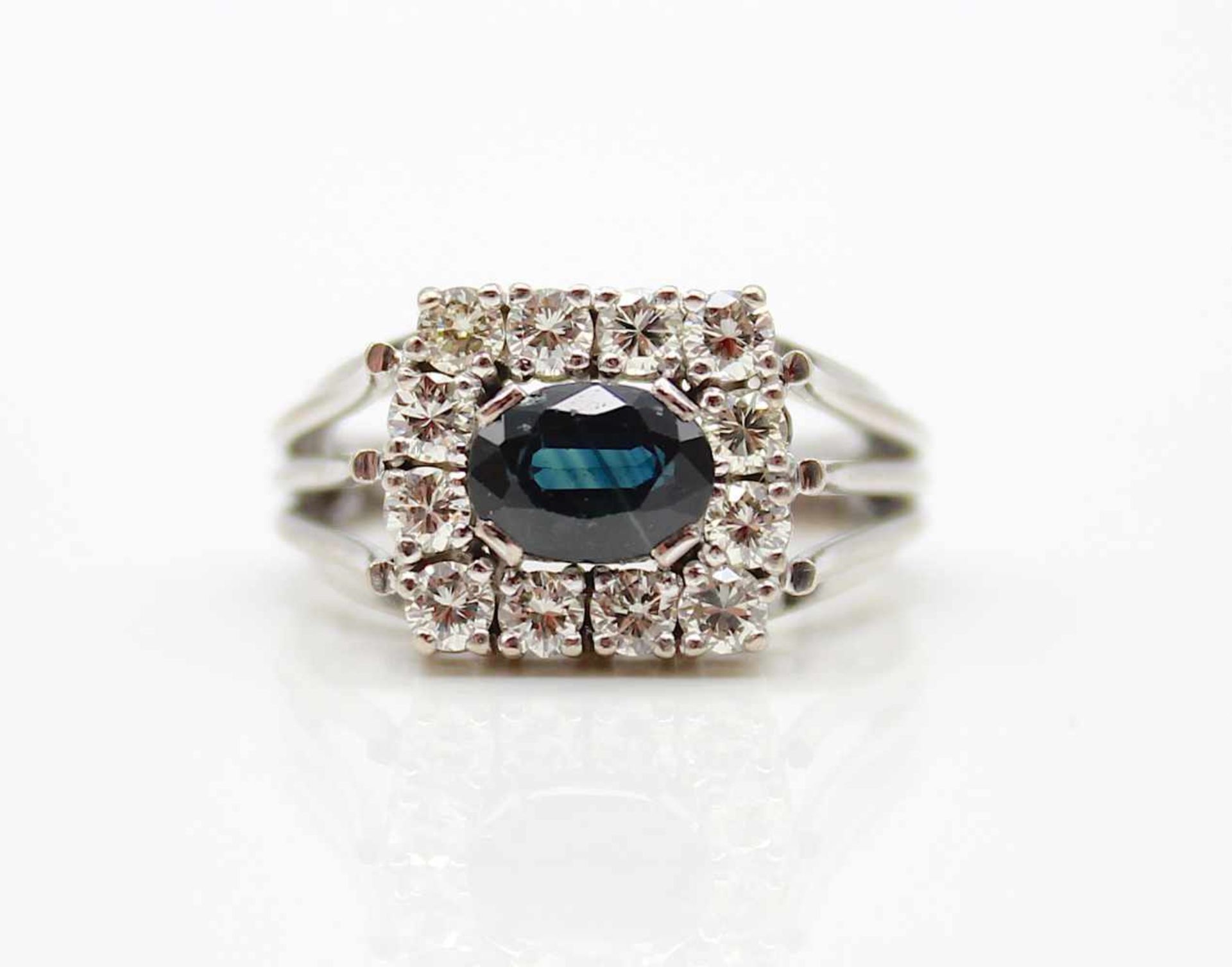 Ring in 585 white gold with an oval sapphire in Ceylon cut, approx. 1 ct and 12 brilliants, total - Bild 3 aus 3