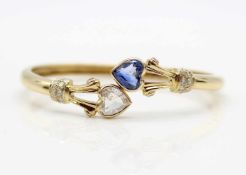 Bangle in 750 gold with a sapphire in heart shape, approx. 2.1 ct, a brilliant cut variation