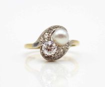 Ring made of 585 gold with a cultured pearl 5.6 mm and 1 old-european cut diamond, approx. 0.45
