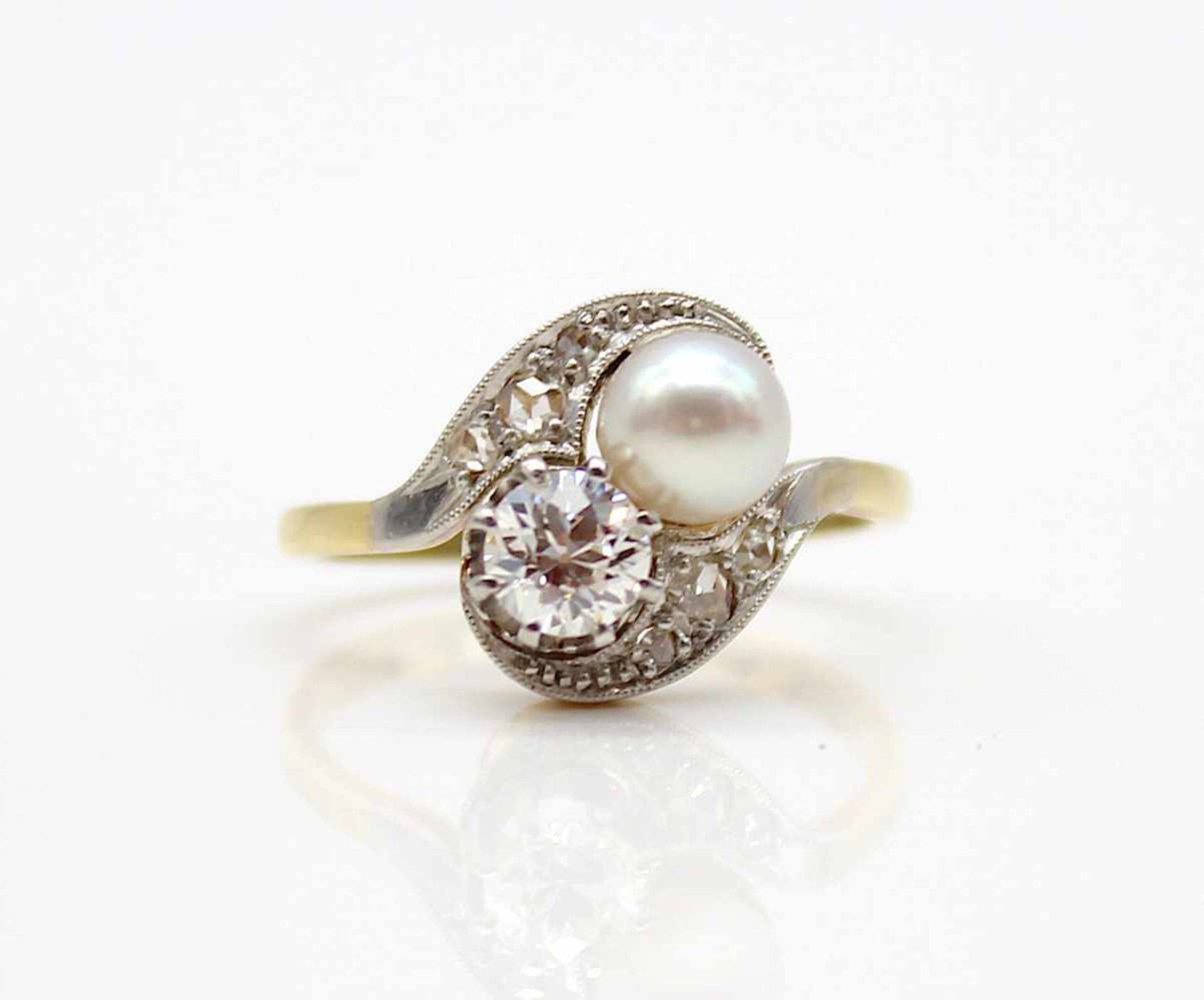 Ring made of 585 gold with a cultured pearl 5.6 mm and 1 old-european cut diamond, approx. 0.45