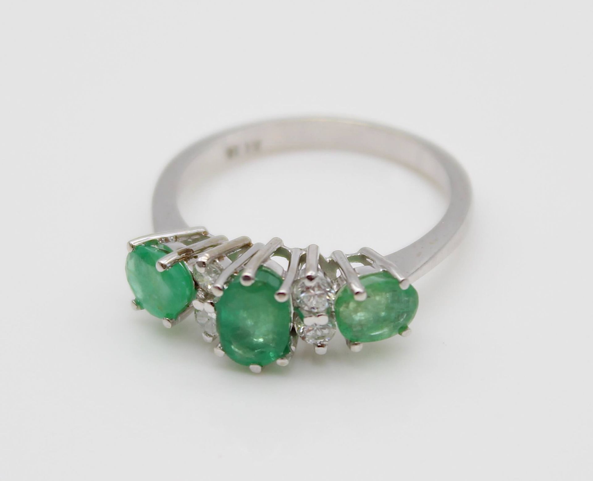 Ring in 14 ct white gold with 3 emeralds, total approx. 1.4 ct and 4 brilliants, total approx. 0. - Bild 2 aus 3