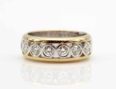Ring in 585 yellow and white gold with 7 brilliants, total approx. 1.1 ct in high to medium colour