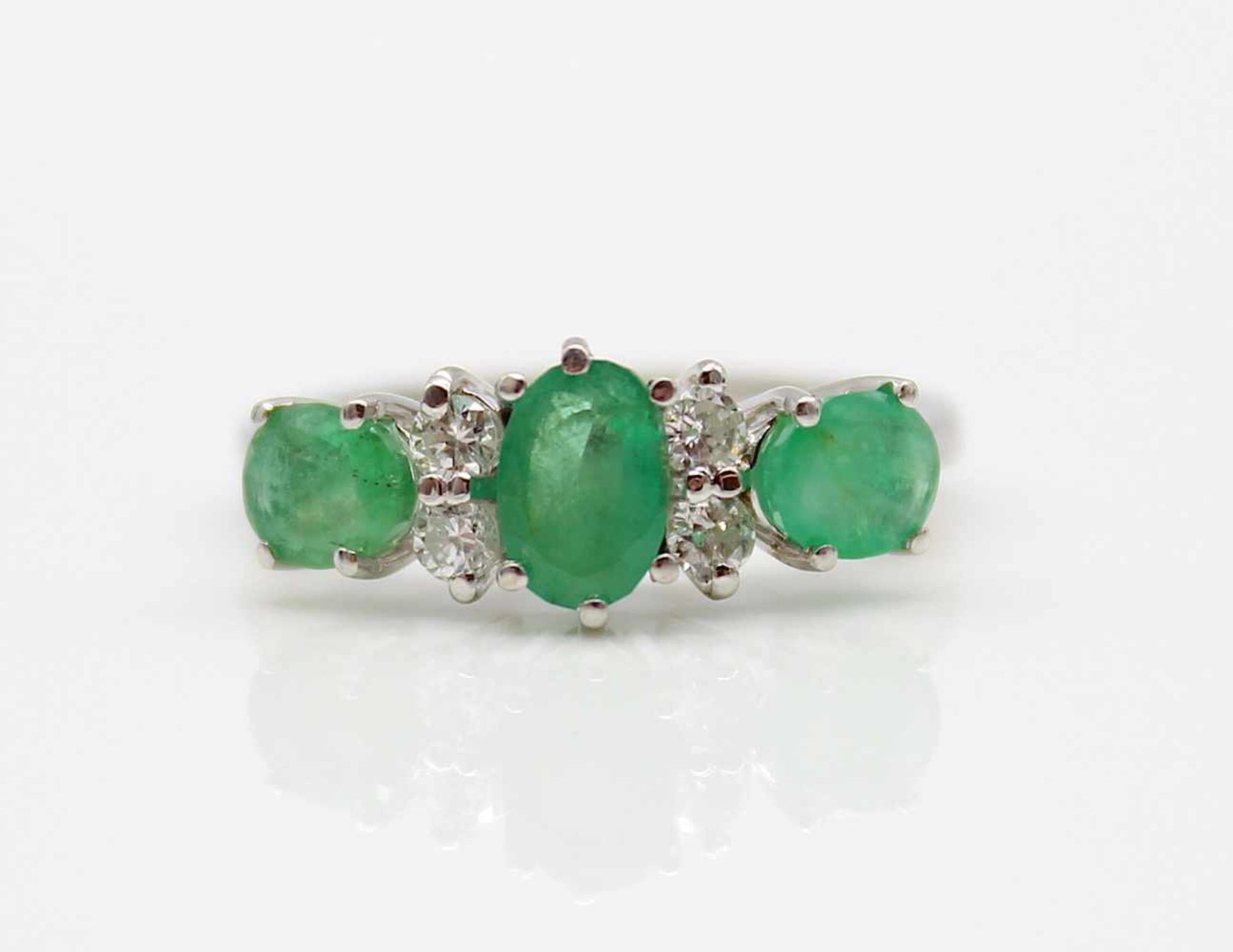 Ring in 14 ct white gold with 3 emeralds, total approx. 1.4 ct and 4 brilliants, total approx. 0. - Bild 3 aus 3