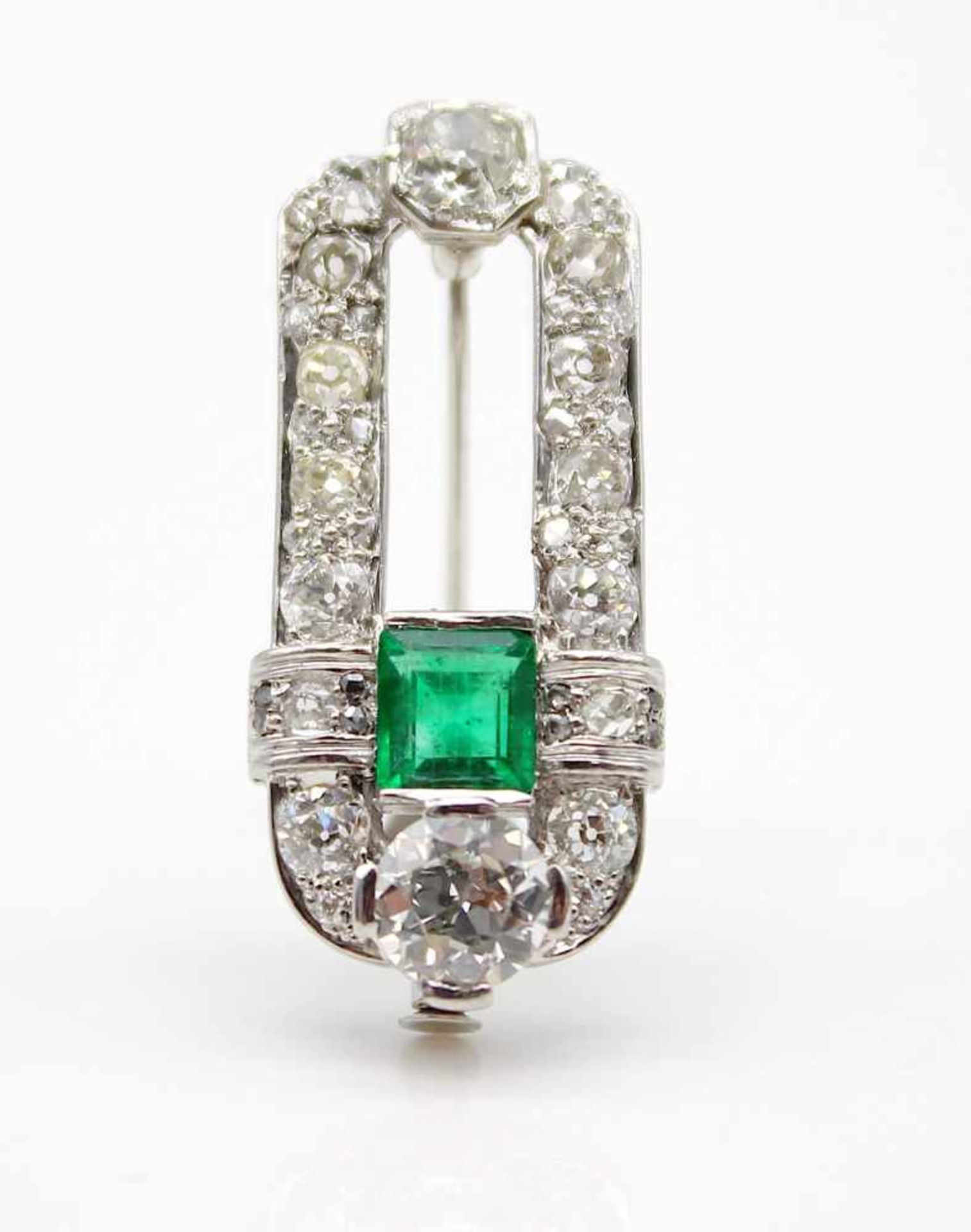 Brooch in platinum, the pin is 750 white gold. Set with one emerald approx. 0.75 ct and 42 - Bild 3 aus 4