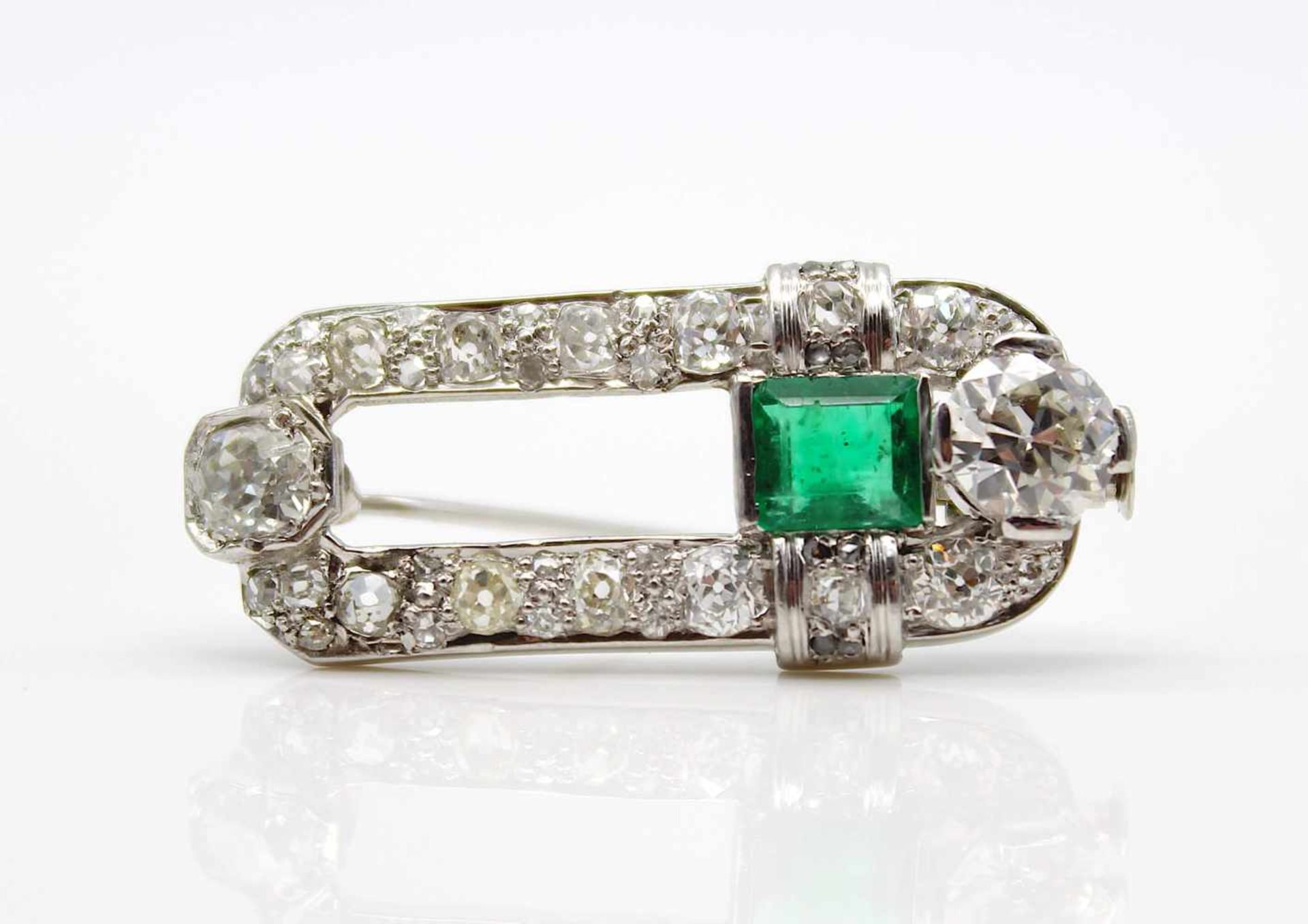 Brooch in platinum, the pin is 750 white gold. Set with one emerald approx. 0.75 ct and 42 - Bild 2 aus 4