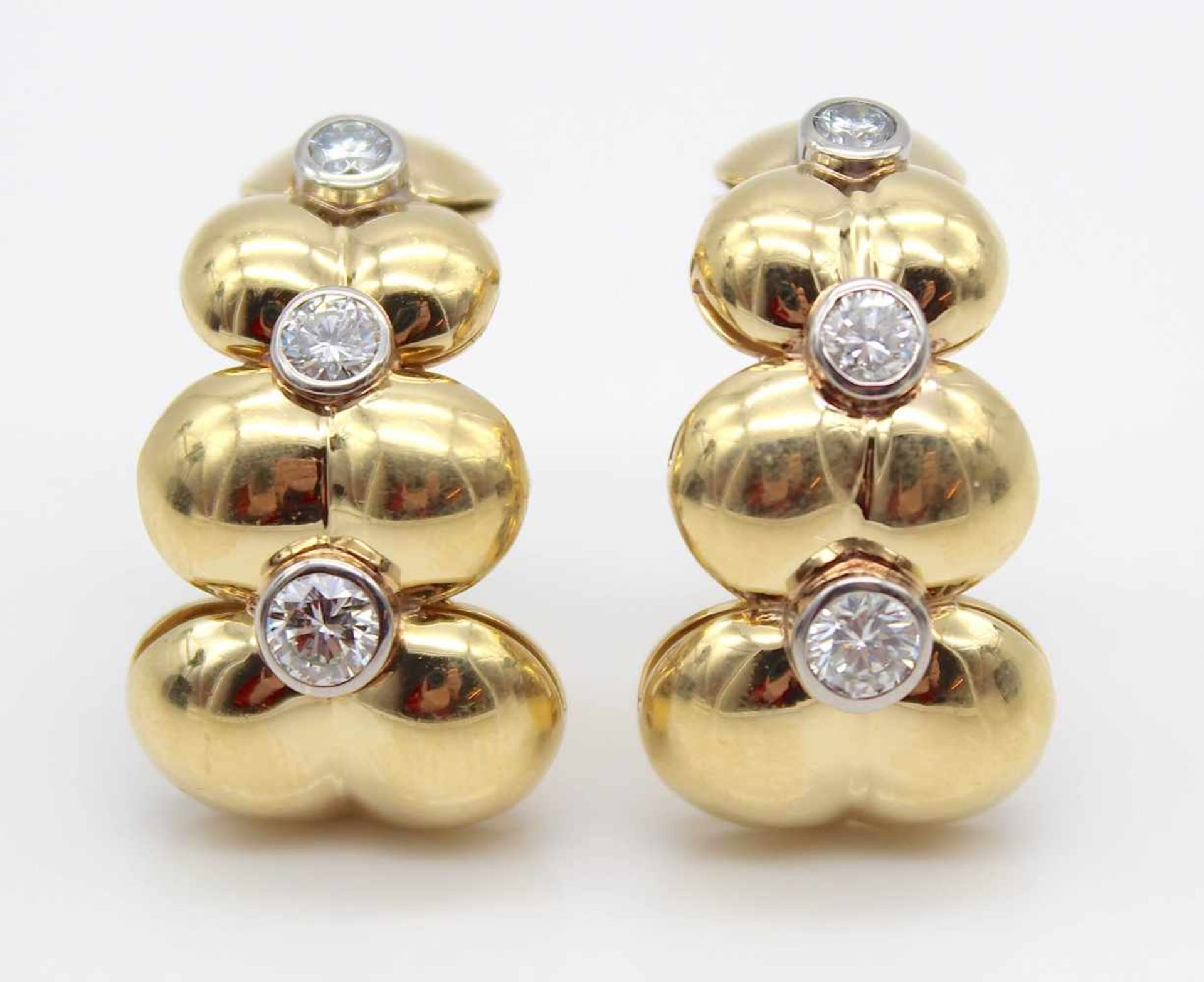 Earrings made of 750 gold with 6 brilliants (2 x 0.47 ct, 2 x 0.30 ct, 2 x 0.25 ct), total approx.